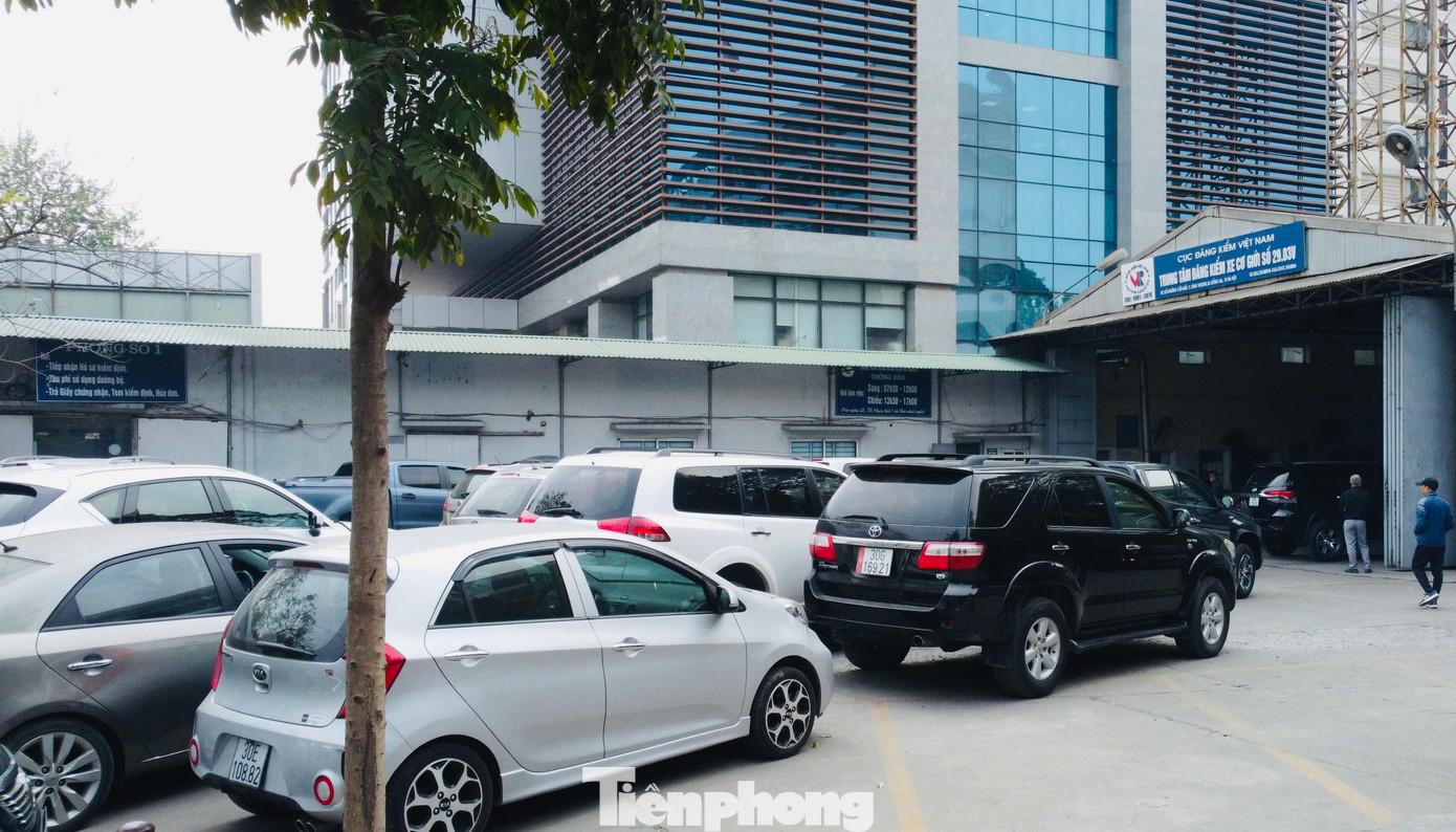 Phía bên trong các đăng kiểm viên hoạt động hết công suất vẫn không xuể.
