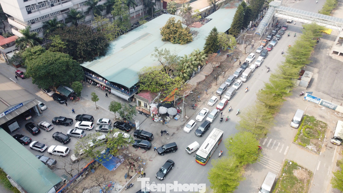 Bên trong khu vực đăng kiểm, các xe xếp thành nhiều làn đợi vào làm thủ tục.