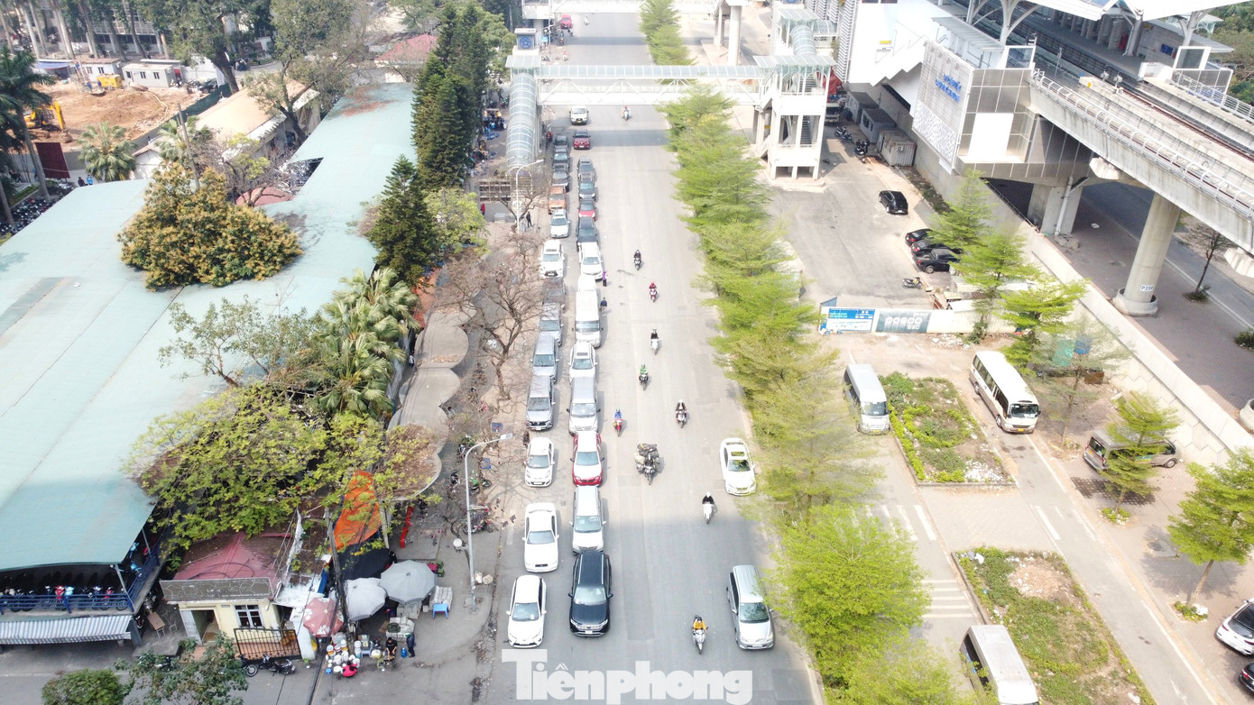 Ghi nhận tại trung tâm đăng kiểm này, tình cảnh ùn ứ lại tái diễn, 2 hàng ô tô nối đuôi nhau dài dằng dặc để đợi đến lượt đăng kiểm.