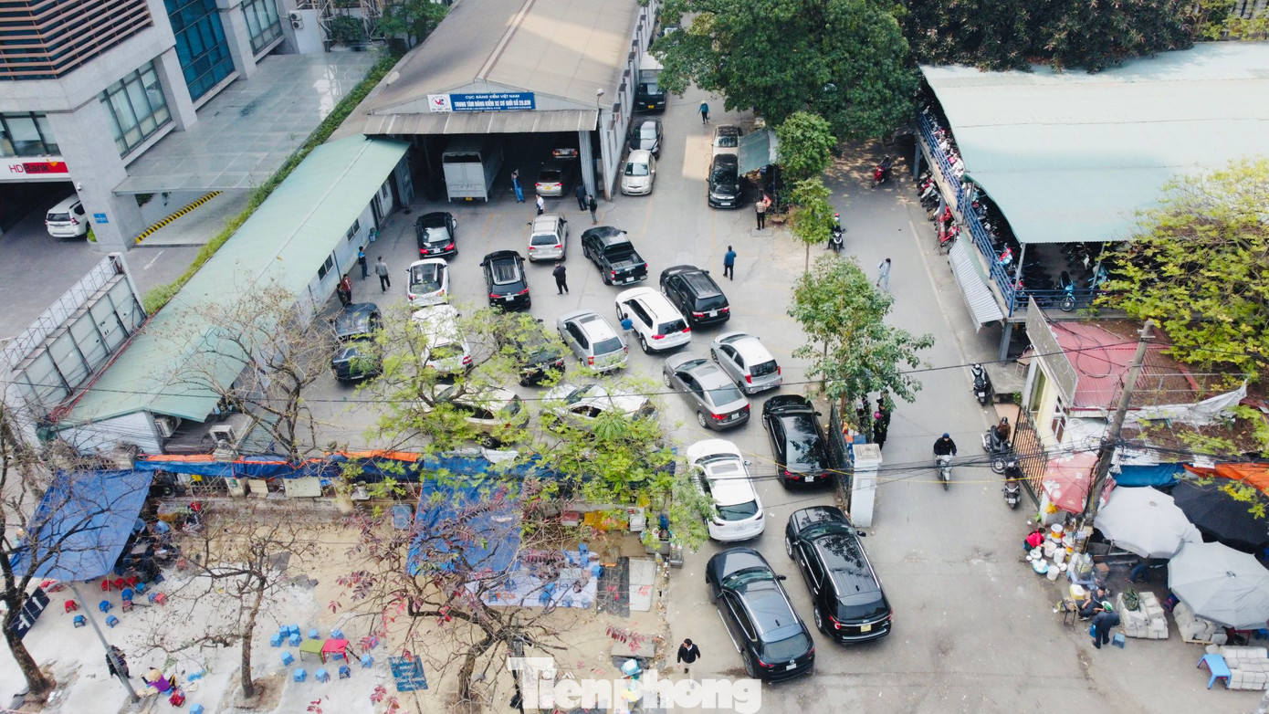 Các đăng kiểm viên kiểm tra phương tiện liên tục, thời gian kiểm tra một phương tiện mất ít nhất 2 giờ đồng hồ, các lái xe có phương tiện đăng kiểm hôm nay chia sẻ.