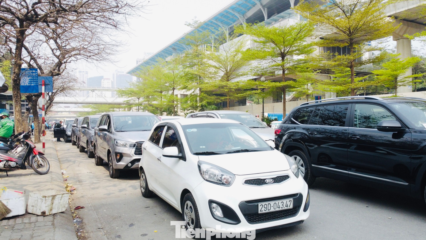 Nhiều chủ xe tới đây đều phải chờ ít nhất vài tiếng đồng hồ nhưng vẫn chưa thể tới lượt đăng kiểm xe của mình.