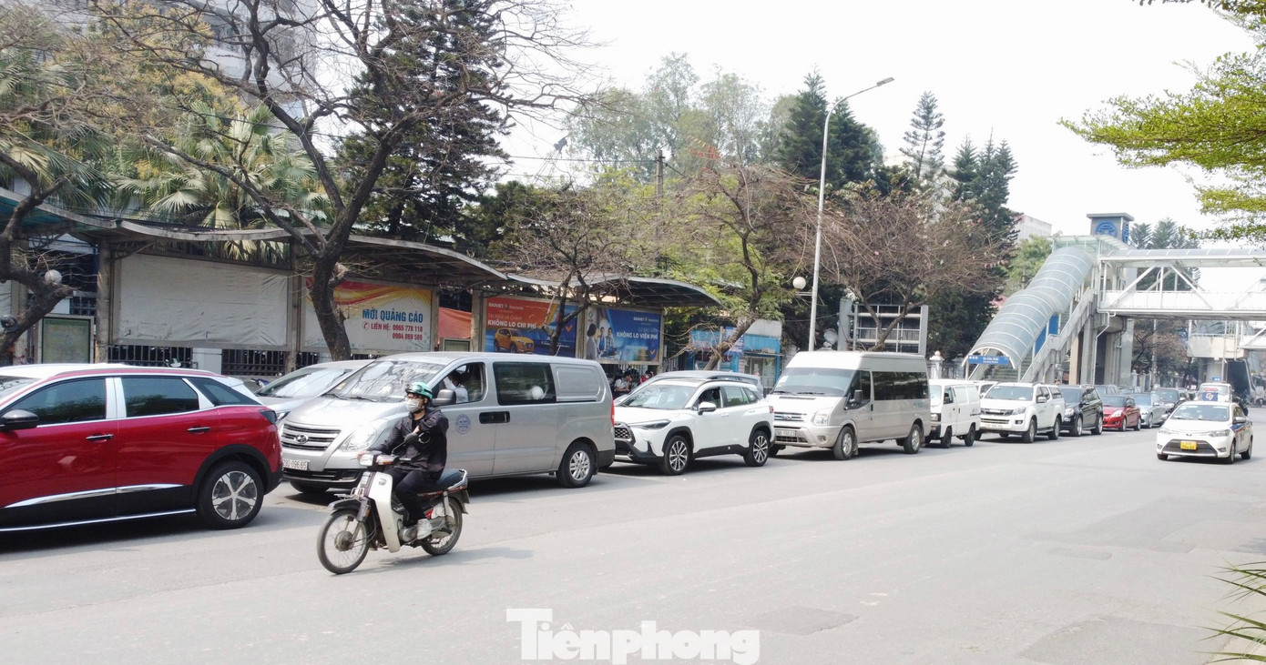 Đến 16h, hàng chục xe vẫn xếp hàng dài phía trước cổng trường Đại học Giao thông vận tải.