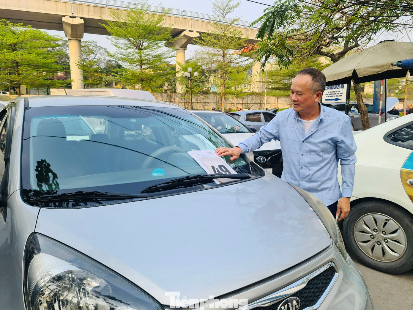 Nhiều lái xe phải xếp chỗ vài tiếng đồng hồ với số thứ tự khá cao.