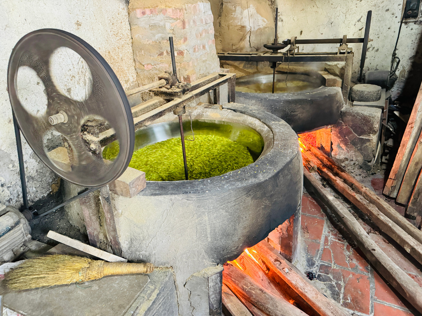 Khi rang cốm người dân trong làng đều dùng củi gỗ chứ không dùng than để cốm mới dậy mùi thơm nguyên vẹn. Lúc bắt đầu rang phải để to lửa, khi cốm tái phải giảm lửa, bởi nếu lửa to quá sẽ bị cháy và lửa nhỏ quá cốm sẽ không đạt yêu cầu dẻo. Mỗi mẻ rang kéo dài khoảng hơn 2 tiếng.