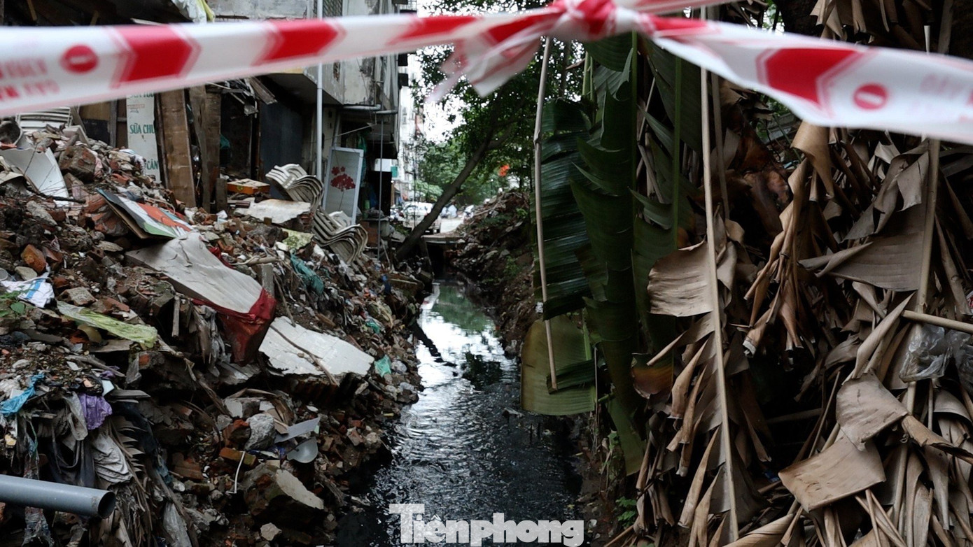 Theo ghi nhận của PV báo Tiền Phong, nhiều kênh, mương trên địa bàn Thủ đô đã bị ô nhiễm nghiêm trọng từ nhiều năm nay.