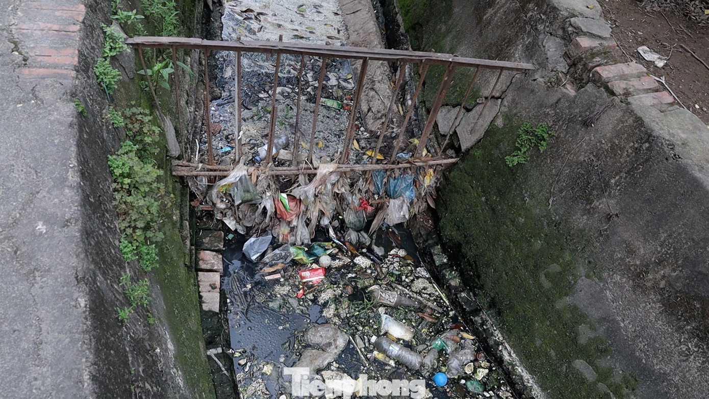 Rác thải sinh hoạt, cũng như chai lọ đã qua sử dụng bị đổ thẳng xuống mương, ứ đọng và bốc mùi hôi thối.