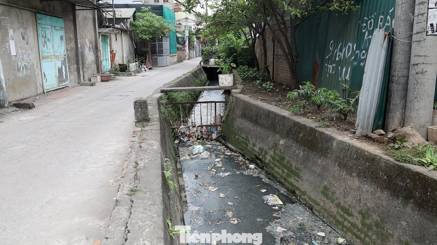 Một con mương khác ở ngõ 196 Đại Mỗ (quận Nam Từ Liêm) cũng chung số phận ô nhiễm.