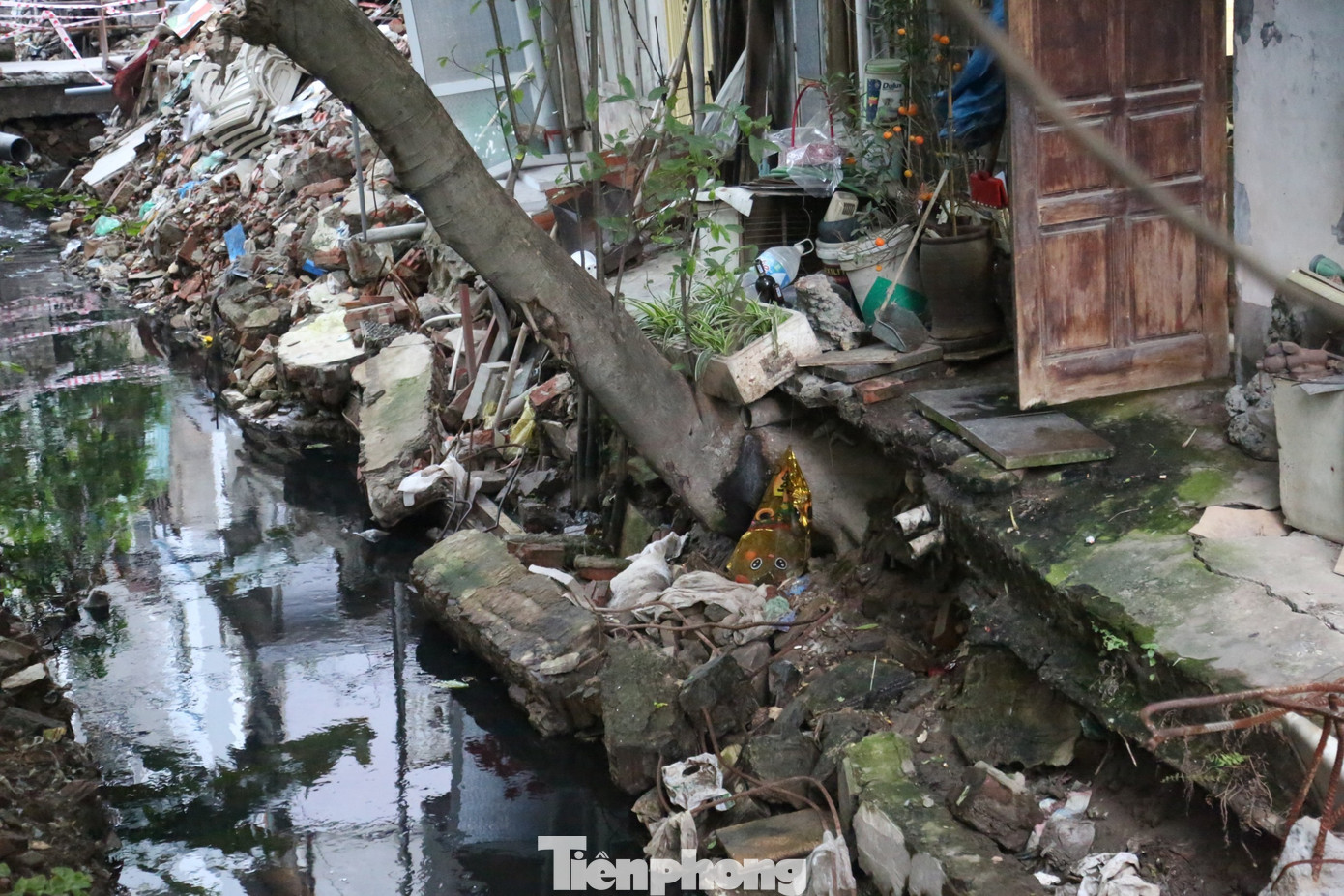 Cuộc sống của Người dân chung quanh khu vực này bị ảnh hưởng nghiêm trọng.