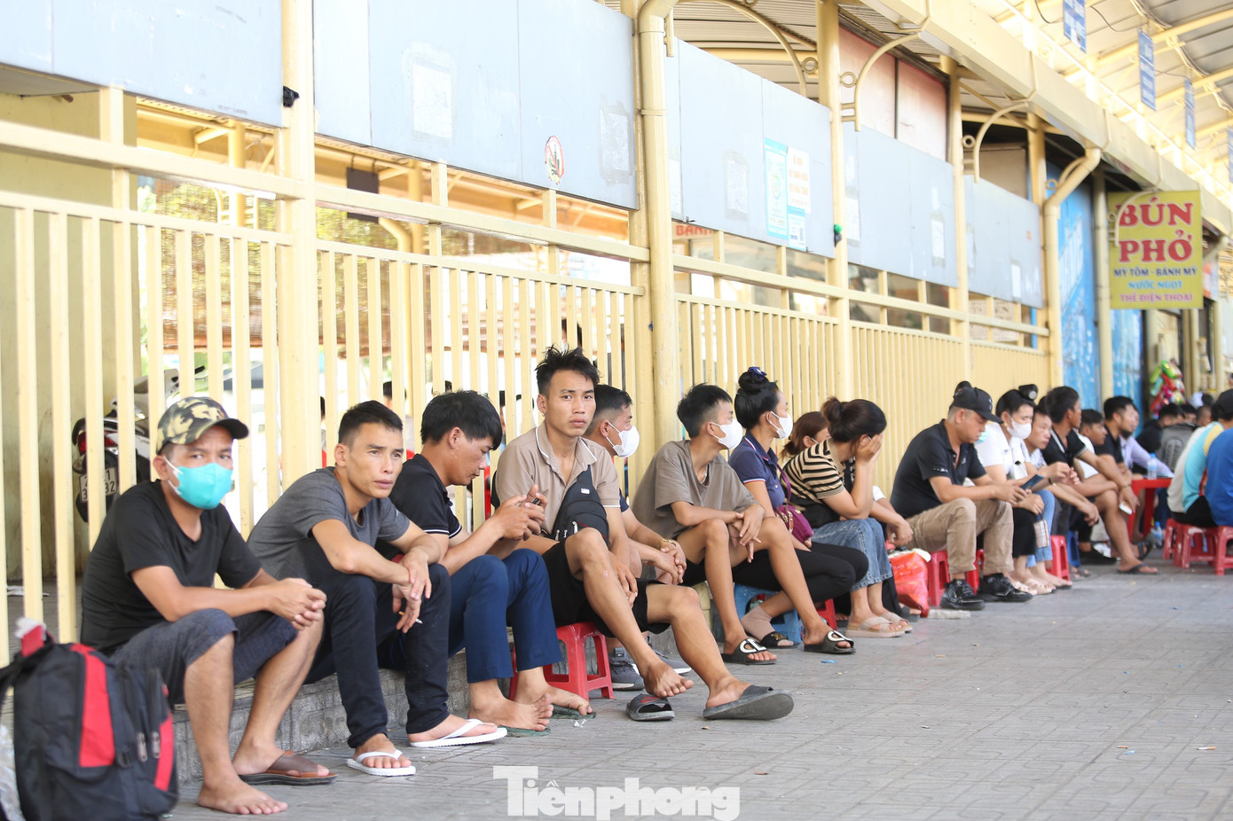 Theo ghi nhận của PV báo Tiền Phong, tại các bến xe, ai cũng đều tay xách nách mang đồ đạc lỉnh kỉnh. Hầu hết các phương tiện đều chật kín người.