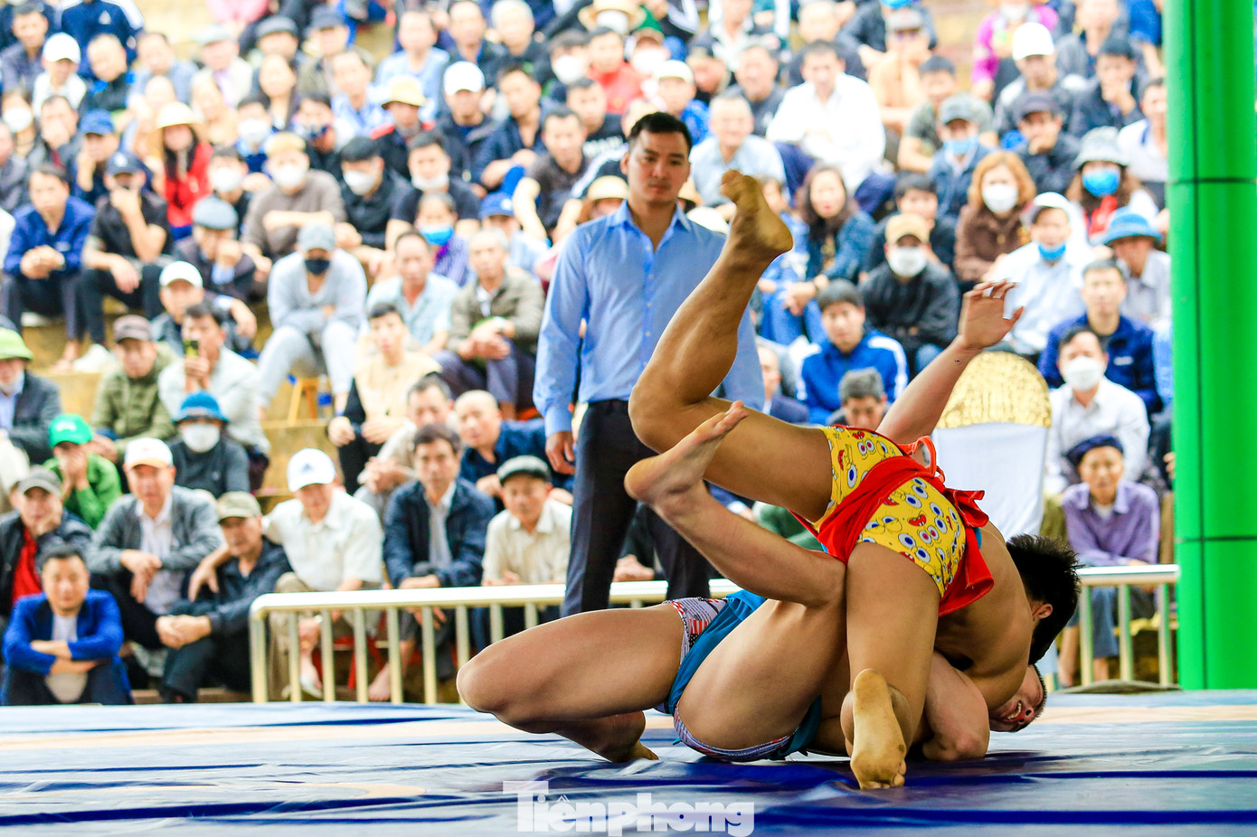 Những kỹ thuật khó của bộ môn vật liên tục được các vận động viên triển khai đã tạo cảm hứng cho hàng nghìn khán giả có mặt tại sới vật Hồng Hà.