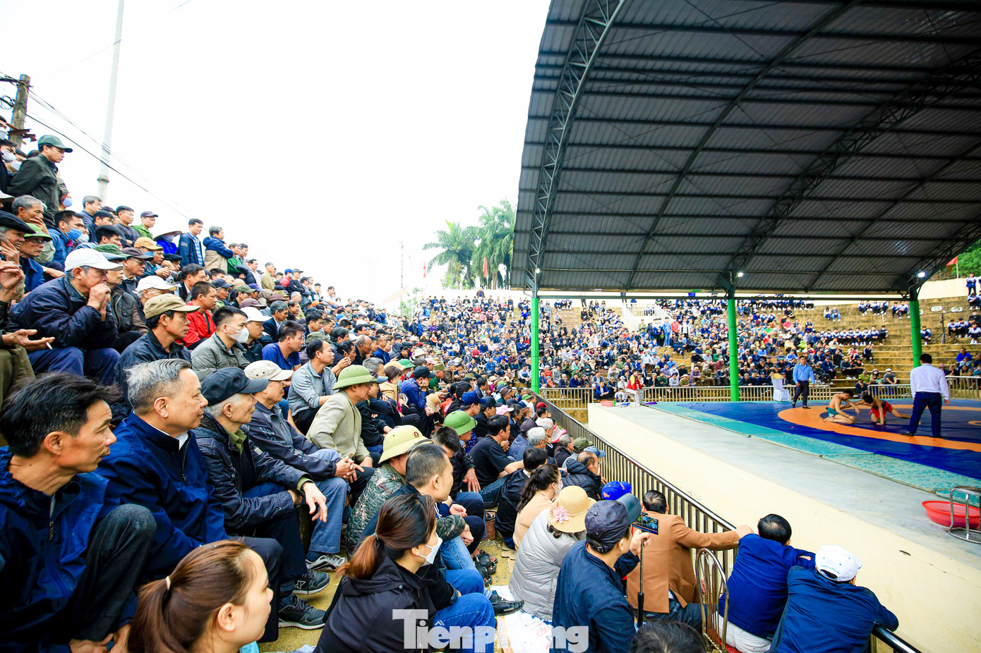 Dù thời tiết mấy ngày nay không thuận lợi, ngoài trời có mưa nhưng khu vực xung quanh sới vật xã Hồng Hà luôn chật kín người dân tới xem giải đấu.