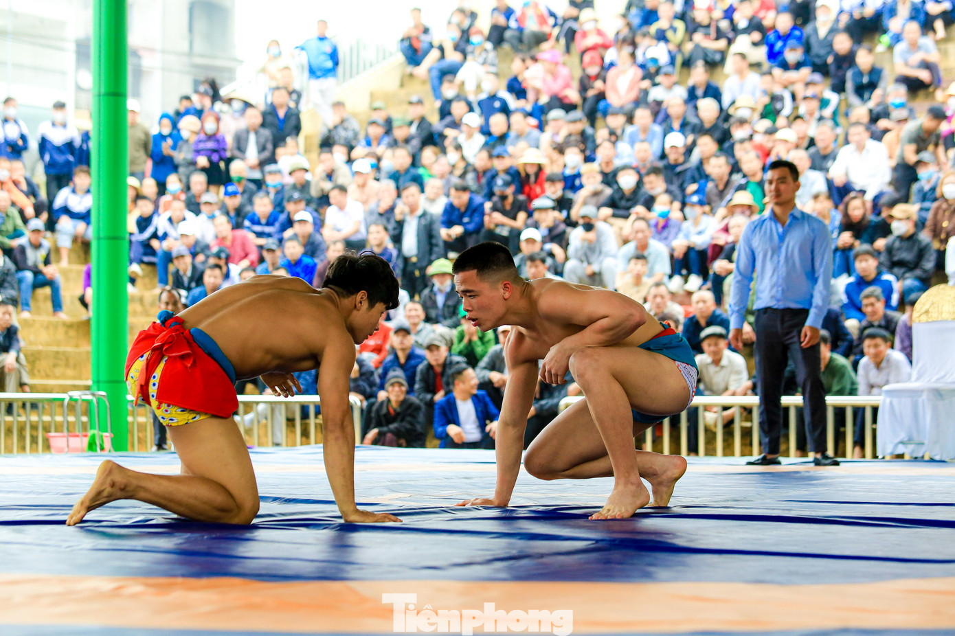 Không khí tại sới vật luôn nóng lên từng phút bởi tiếng trống liên hồi giục giã, tiếng người dân hò hét cổ vũ cuồng nhiệt cho các đô vật tranh tài.
