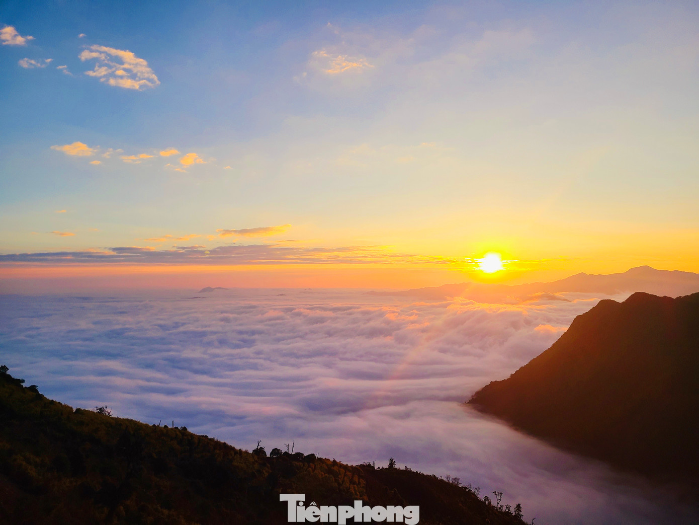 Tà Xùa (huyện Bắc Yên, tỉnh Yên Bái) được gọi là thiên đường mây với nhiều địa điểm săn mây nổi tiếng như sống lưng khủng long, mỏm cá heo... Càng đi sâu vào khu rừng nguyên sinh, du khách càng được chiêm ngưỡng những thảm rêu bám đầy lối, từ dưới mặt đất đến các cành cây cổ thụ cao vút.