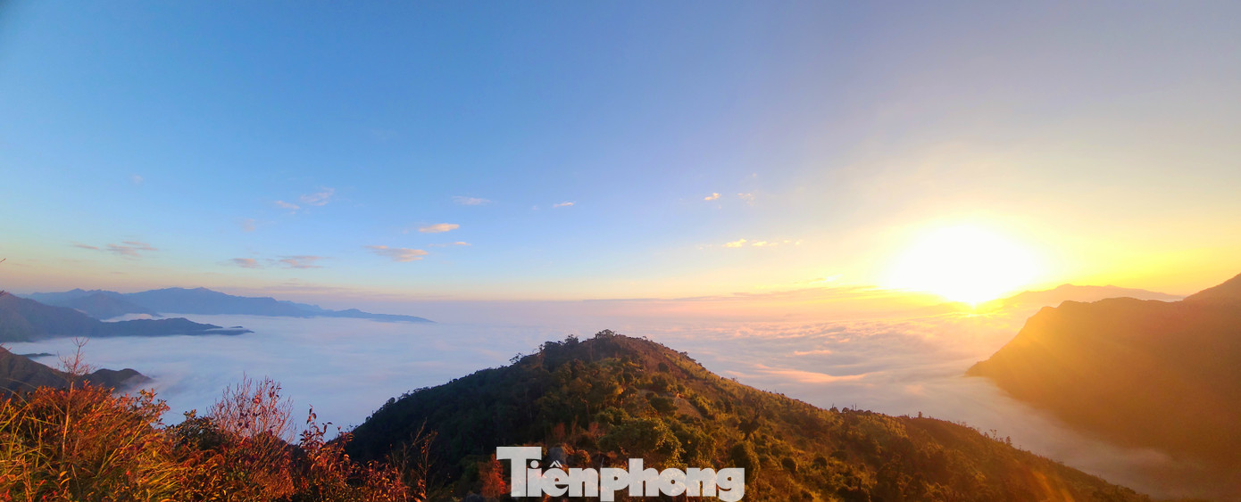 Du khách có thể kết hợp trekking và săn mây trên đỉnh Sa Mu. Từ tháng 12 đến tháng 4 là thời điểm dễ săn được mây trên đỉnh nhất.
