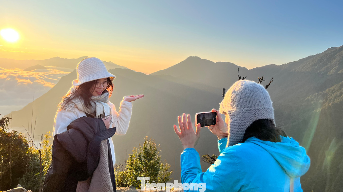 Vào những ngày đẹp trời, đứng trên đỉnh Sa Mu còn có thể nhìn thấy hai đỉnh núi nổi tiếng của tỉnh Yên Bái là Tà Xùa và Tà Chì Nhù.