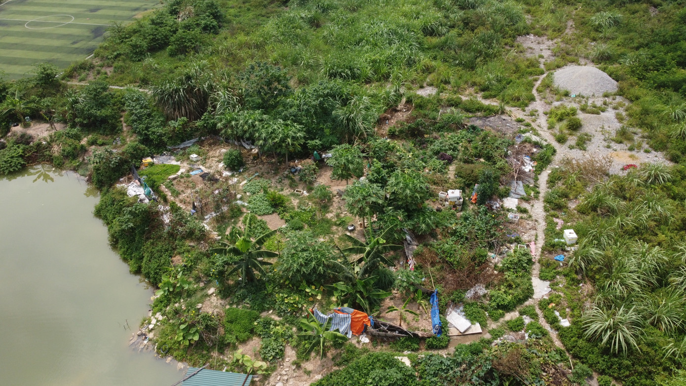 Nhiều khu vực cỏ mọc um tùm, rác thải tập kết ở đây làm cho dự án này trở nên nhếch nhác, ô nhiễm.