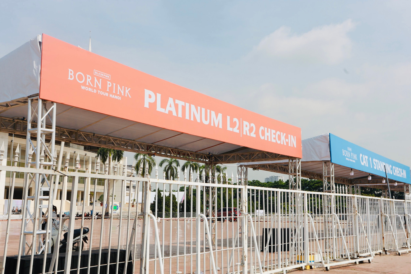 Phía bên ngoài sân vận động, các khu vực check-in tương ứng với các vị trí dẫn khán giả có vé vào sân, lối đi ưu tiên... đã được hoàn thiện.