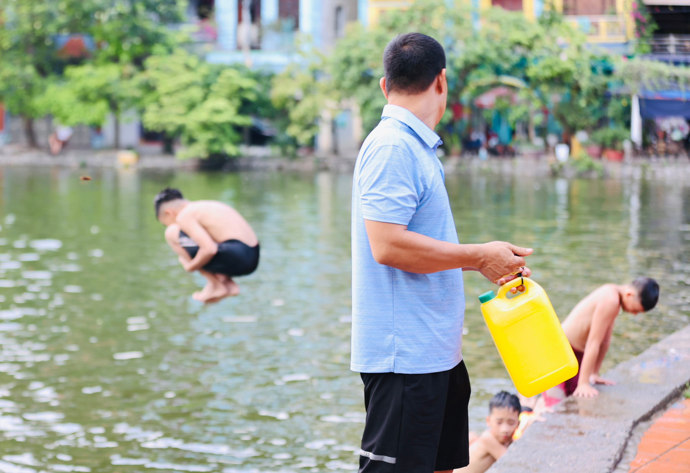 Những ngày nắng nóng, "bể bơi nghìn năm tuổi" này lại trở thành địa điểm tắm mát, giải nhiệt yêu thích của những người dân làng và khu vực lân cận.