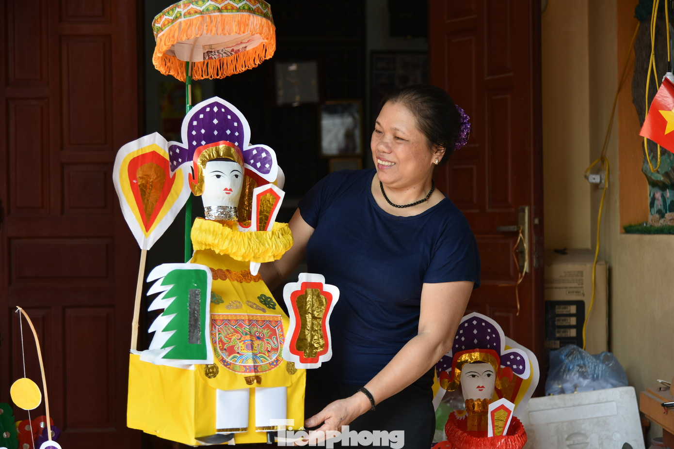 Với bà Tuyến, đây không chỉ là nghề truyền thống gia đình mà đó là sự đam mê, yêu thích, mong muốn gìn giữ những giá trị văn hoá truyền thống cho thế hệ sau.