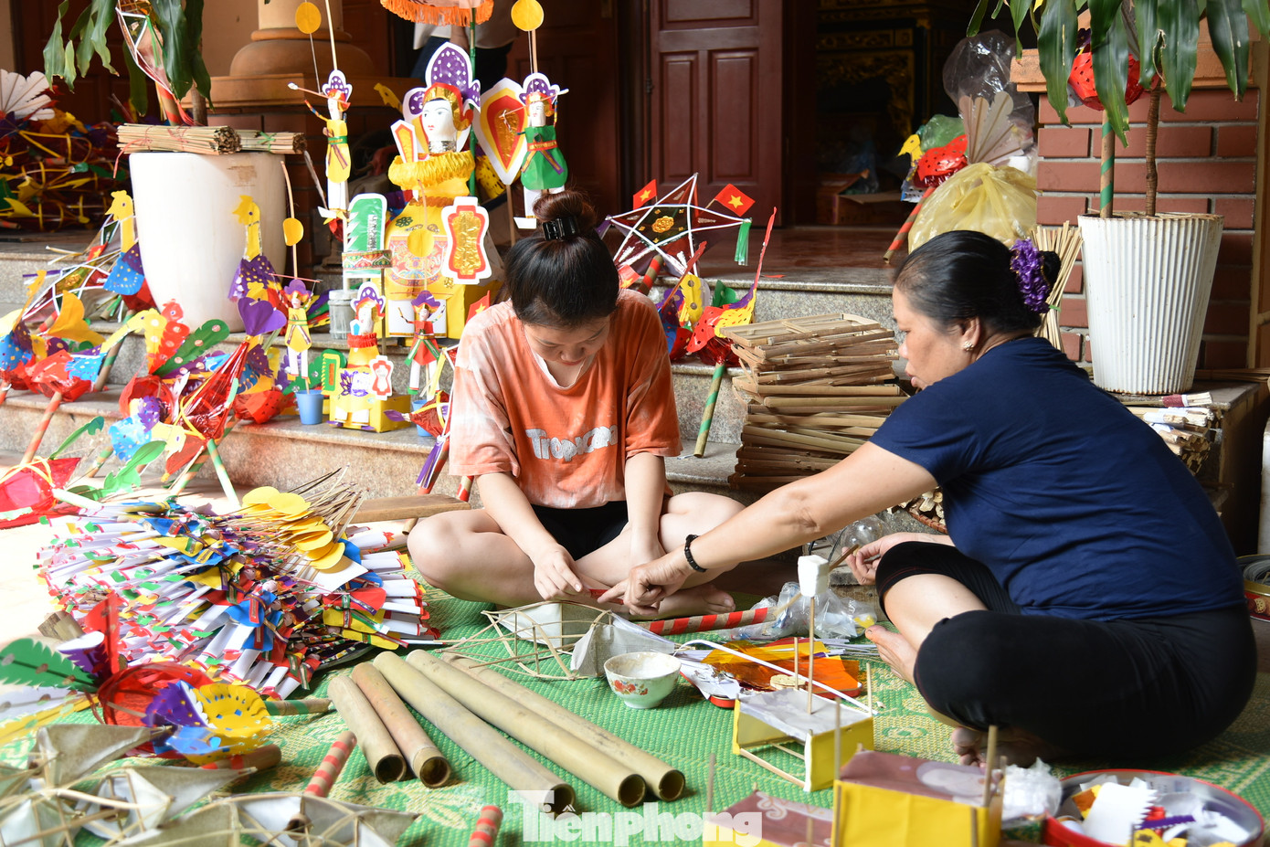 Nghệ nhân Nguyễn Thị Tuyến chia sẻ: "Từ nhỏ tôi đã học theo bố mẹ làm đồ chơi Trung thu truyền thống. Đã hơn 40 năm gắn bó với chiếc đèn ông sao, đến nay tôi là đời thứ 3 nối nghiệp gia đình và đang tiếp tục truyền dạy nghề và niềm đam mê đó cho cô con gái. Để có một chiếc đèn ông sao làm thủ công chuẩn theo truyền thống xưa phải qua nhiều công đoạn, từ chọn nứa cho đến cắt, dán..."