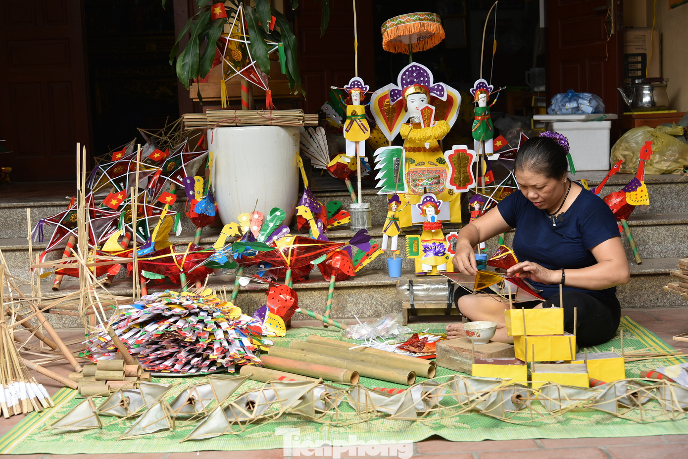 Làng Hậu Ái (Vân Canh, Hoài Đức, Hà Nội) trước đây là thủ phủ cung cấp đèn Trung thu lớn nhất cho Thủ đô và một số tỉnh lân cận. Tuy nhiên, hiện nay chỉ còn một hộ duy nhất vẫn giữ nghề truyền thống của làng.