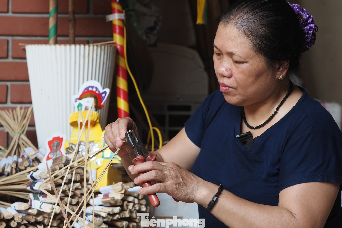 Hơn 40 năm qua, mỗi dịp Trung thu về, nghệ nhân Nguyễn Thị Tuyến lại tỉ mỉ vót từng nan tre, chăm chút cho từng chiếc đèn ông sao.