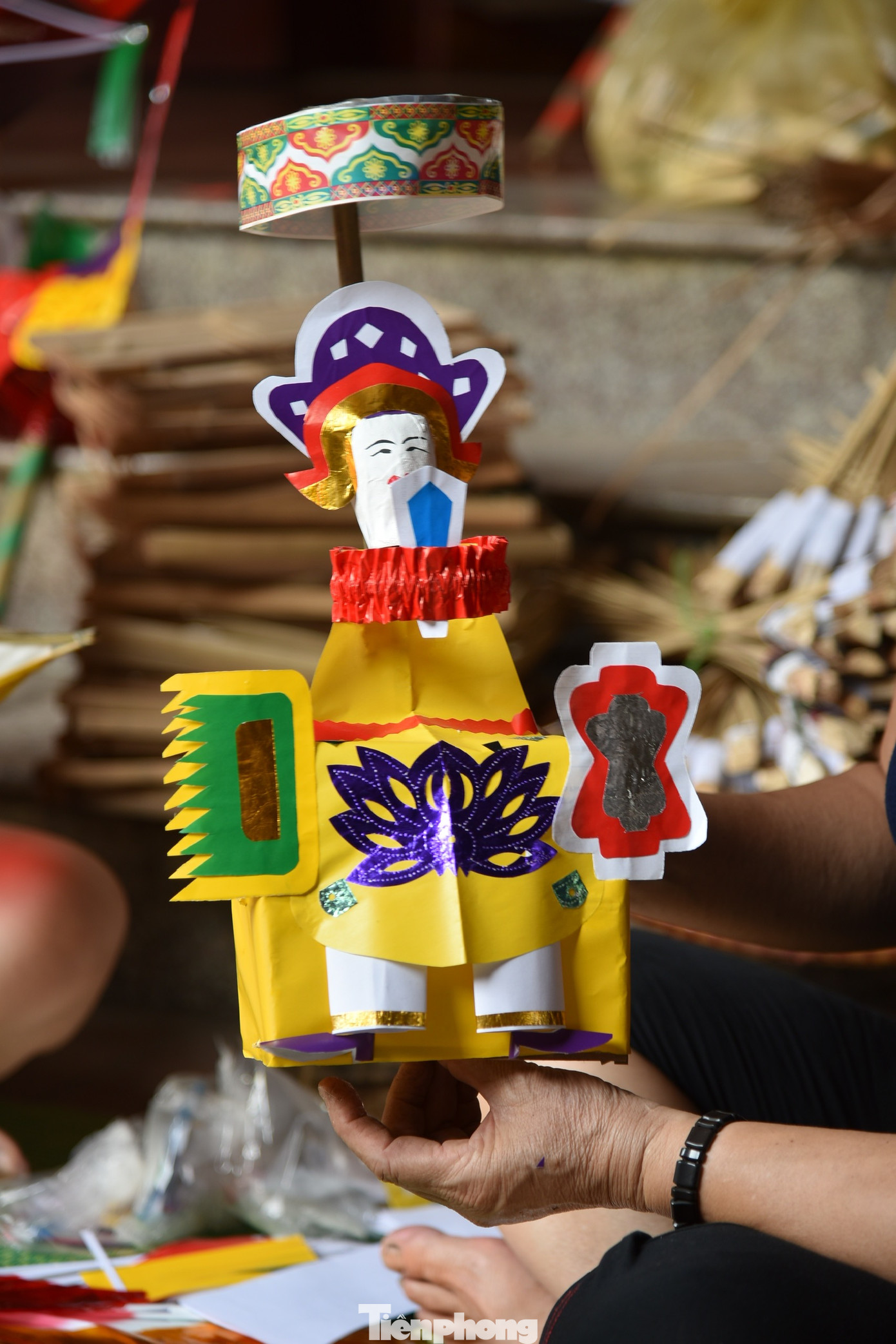 Với đồ chơi truyền thống này khéo tay thôi chưa đủ mà cần sự tỉ mỉ, kiên nhẫn trong từng chi tiết nhỏ.