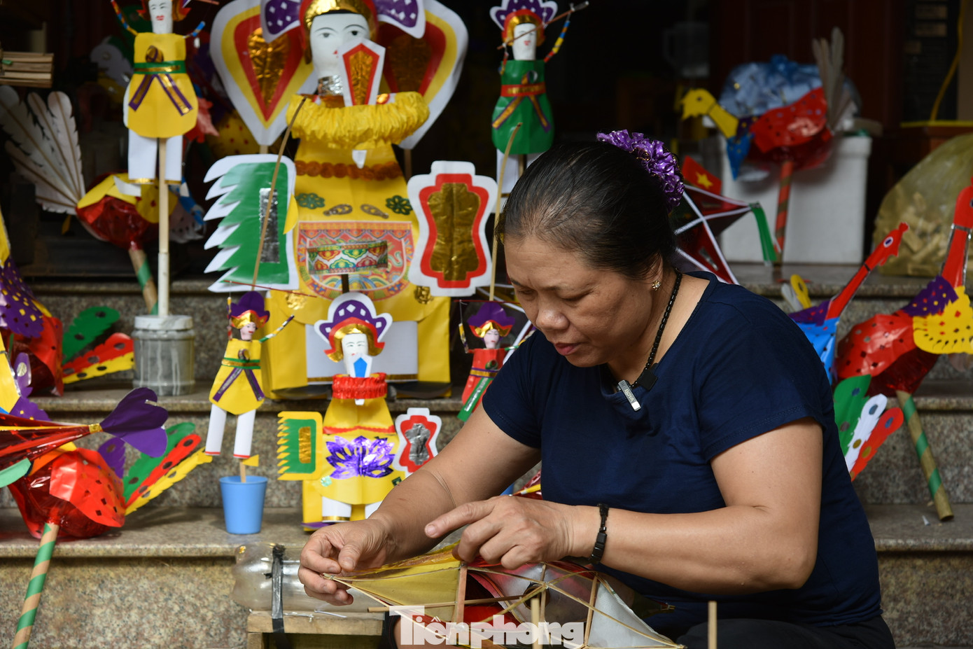 Hơn 40 năm qua, mỗi dịp Trung thu về, nghệ nhân Nguyễn Thị Tuyến lại tỉ mỉ vót từng nan tre, chăm chút cho từng chiếc đèn ông sao.