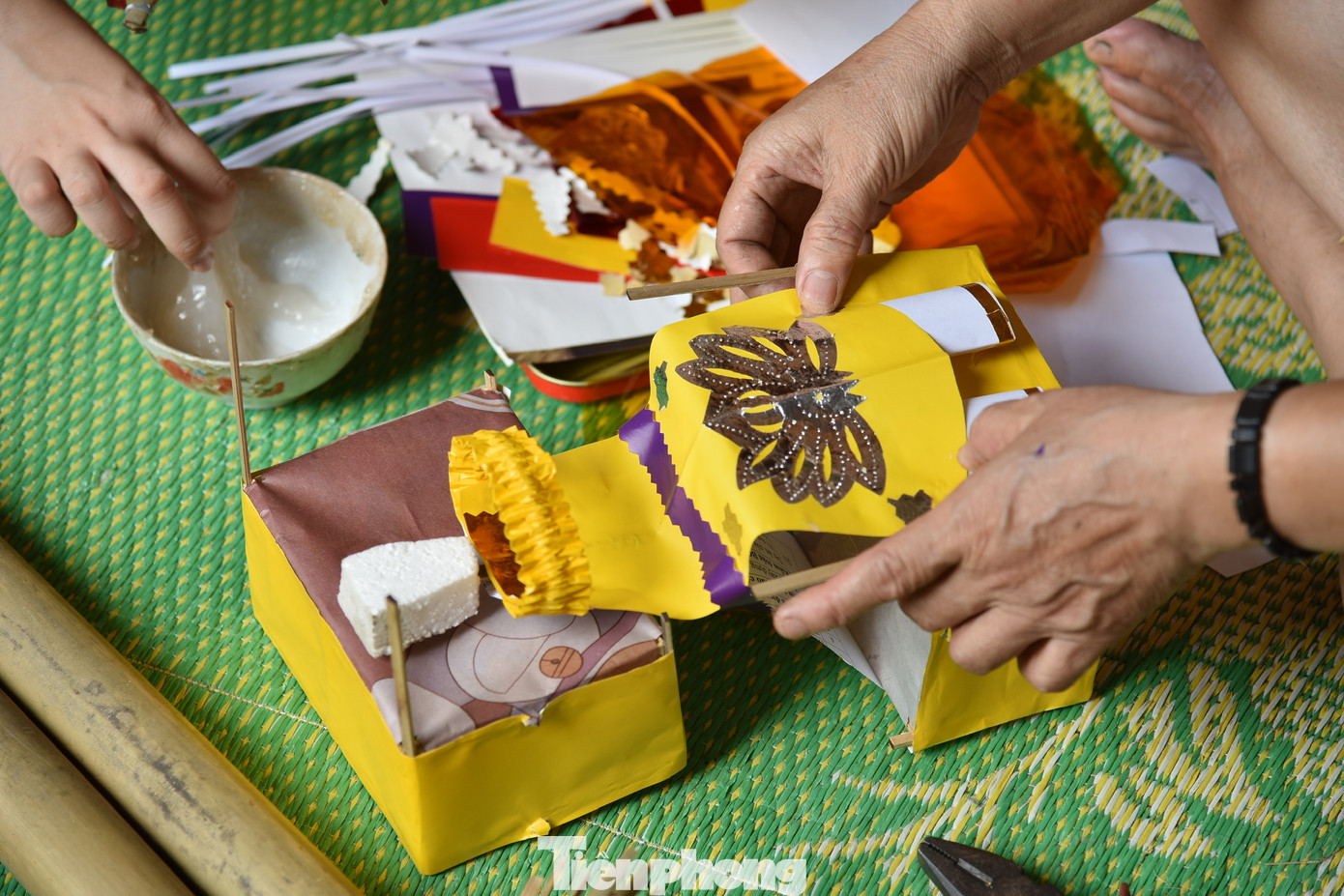 Với đồ chơi truyền thống này khéo tay thôi chưa đủ mà cần sự tỉ mỉ, kiên nhẫn trong từng chi tiết nhỏ.