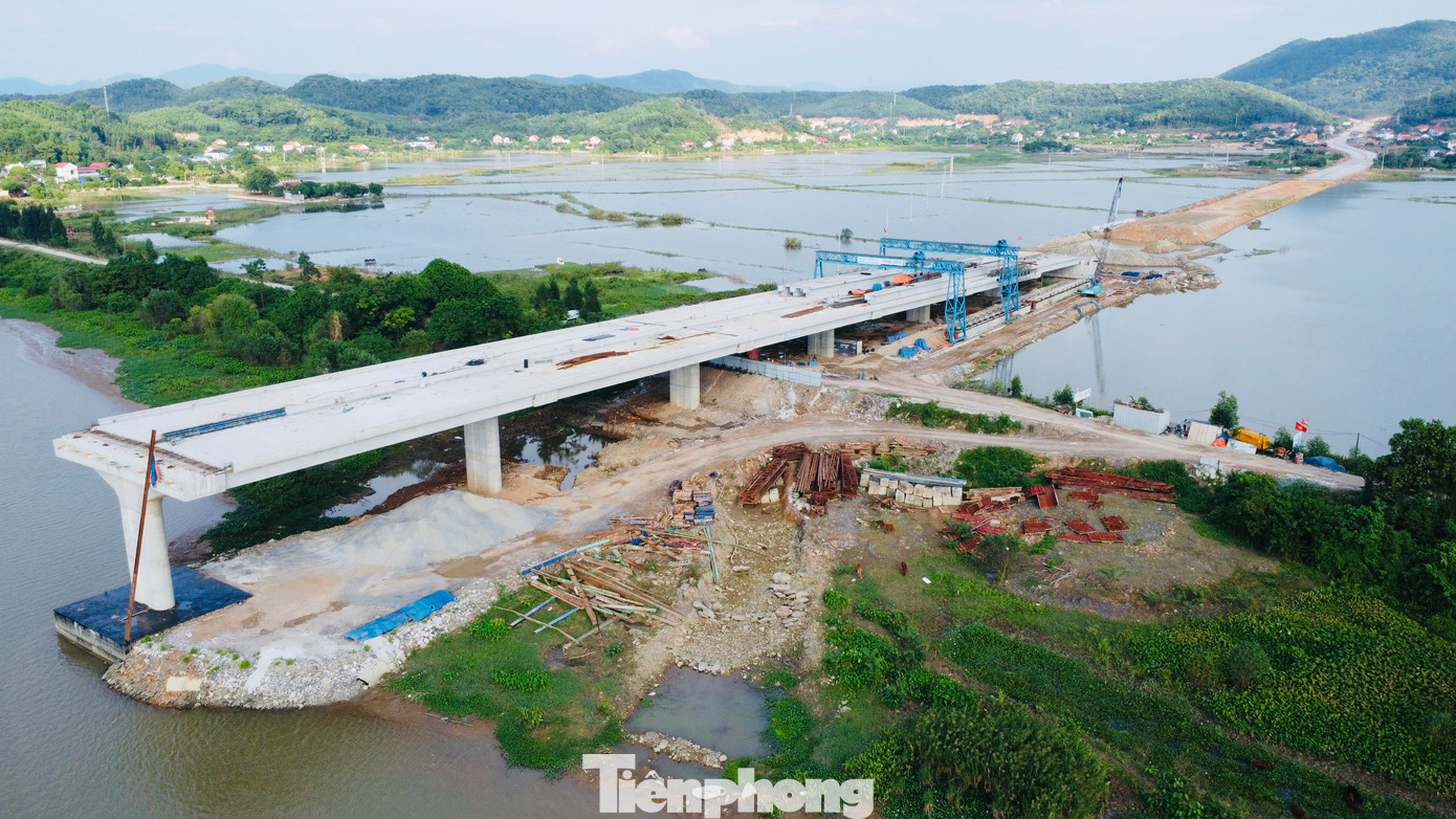 Cầu Đồng Việt dài hơn 730 m, mặt cầu rộng 22,5 m, mặt cầu rộng 22,5 m. Phần cầu chính gồm 2 nhịp dây văng, một mặt phẳng, phần cầu dẫn gồm 14 nhịp Super T.