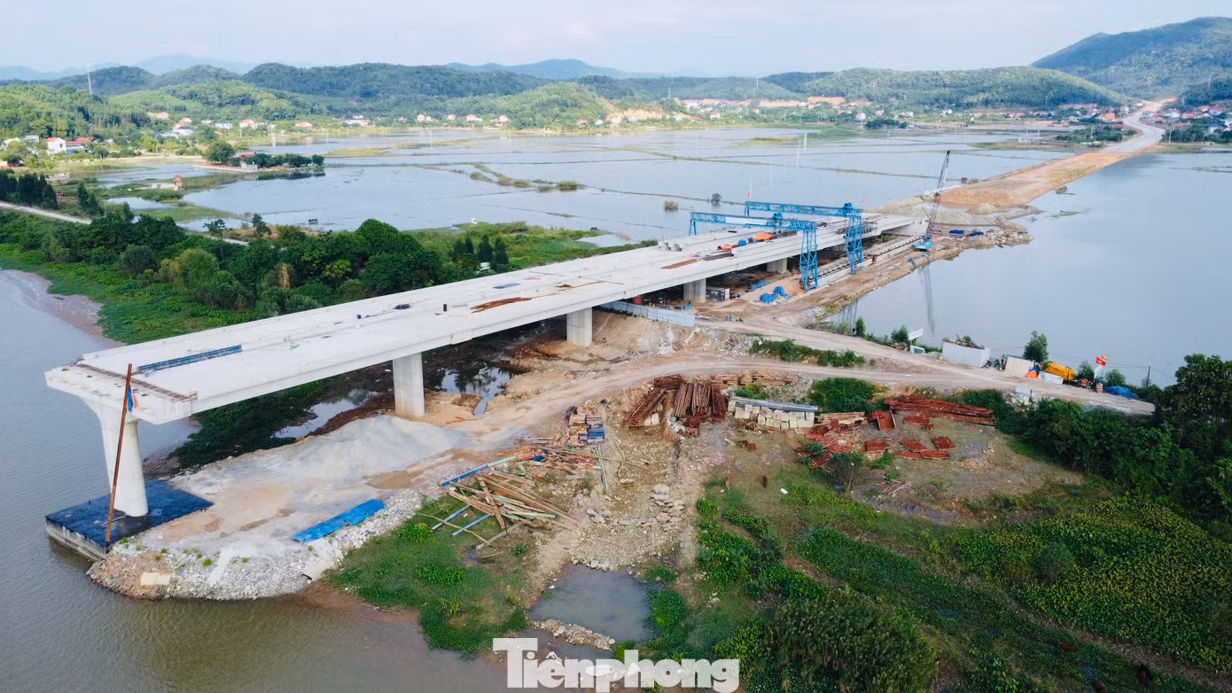 Cầu Đồng Việt dài hơn 730 m, mặt cầu rộng 22,5 m, mặt cầu rộng 22,5 m. Phần cầu chính gồm 2 nhịp dây văng, một mặt phẳng, phần cầu dẫn gồm 14 nhịp Super T.