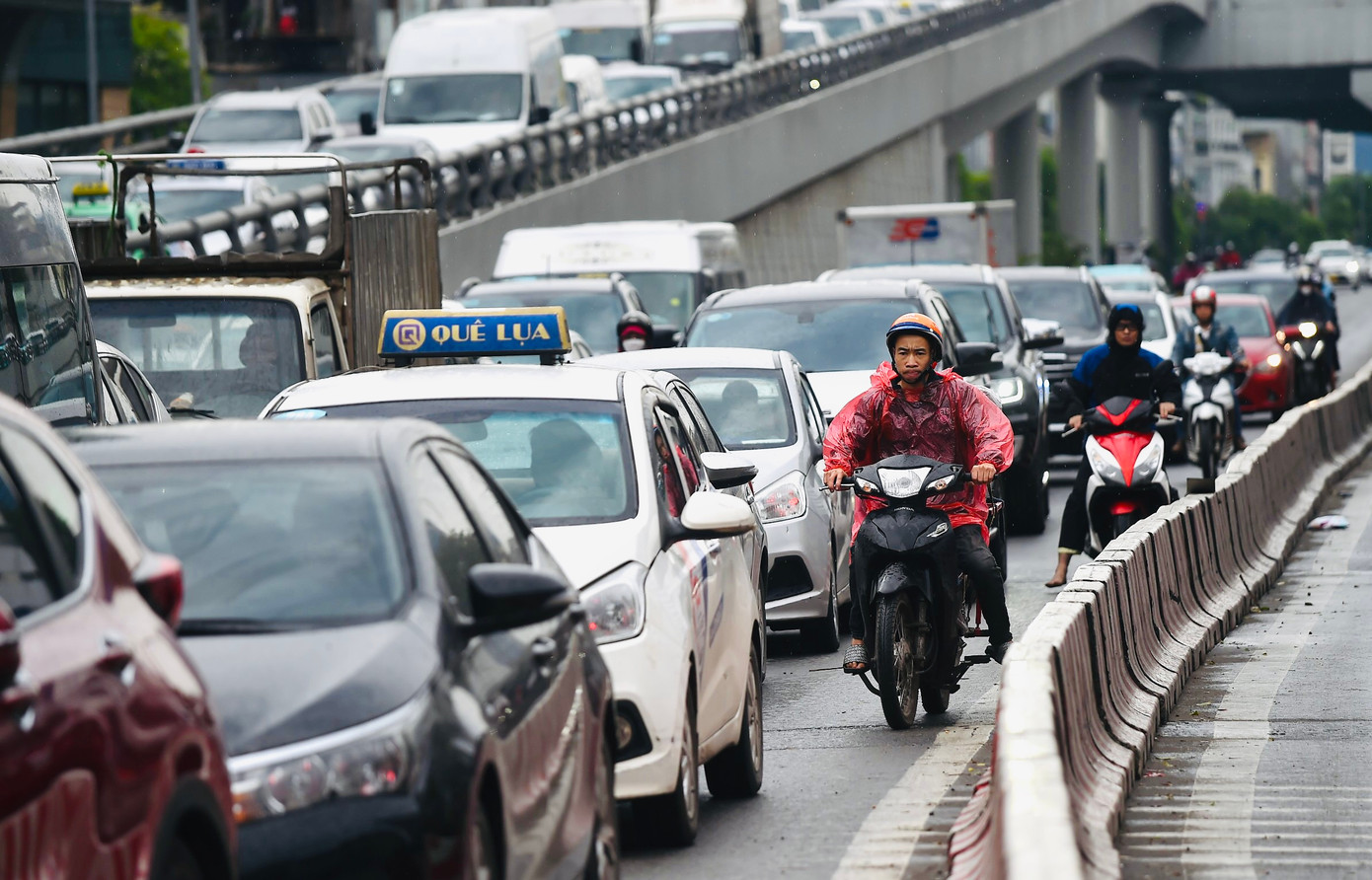 Nhiều lái xe phải chờ đợi hàng giờ đồng hồ để di chuyển ra cửa ngõ Thủ đô.