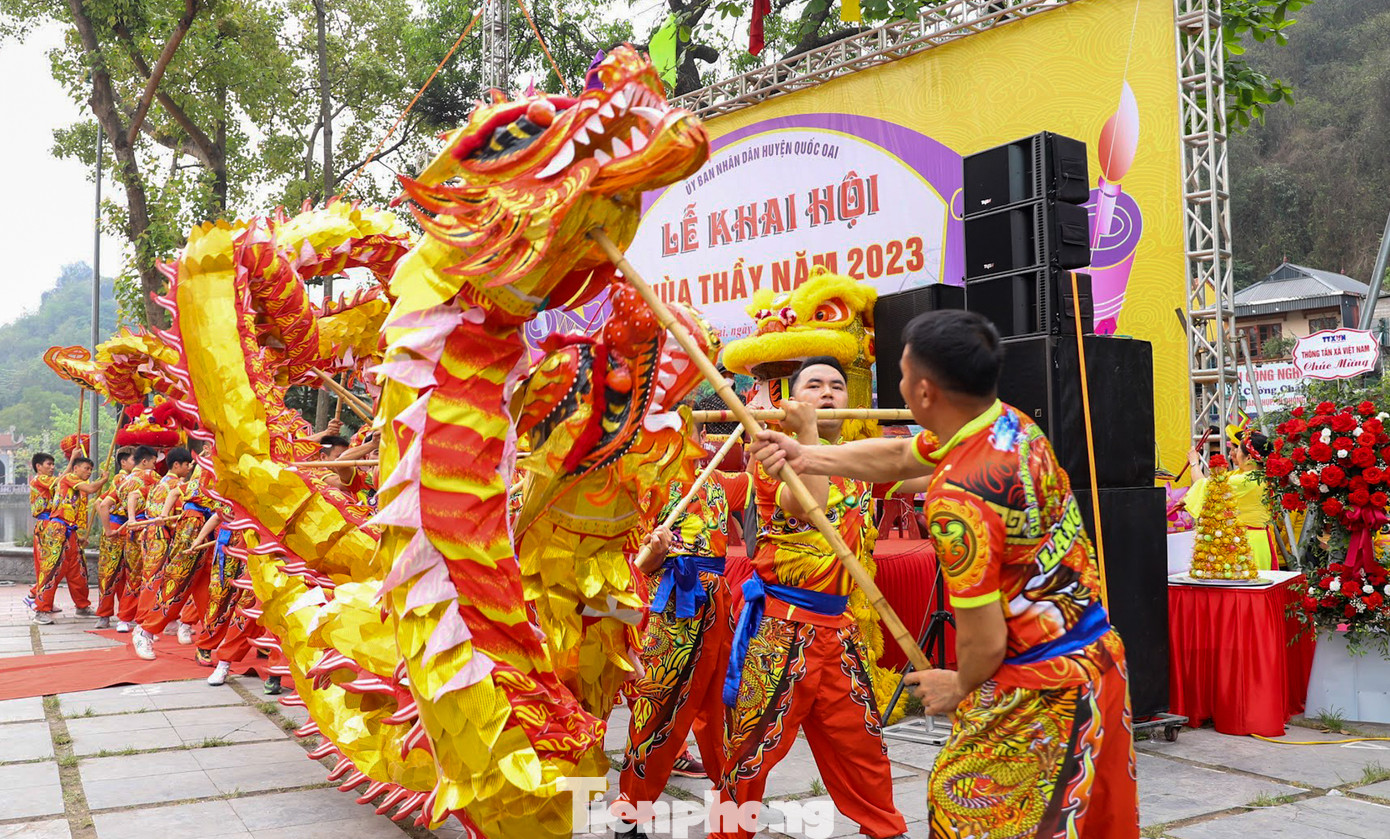 Lễ hội chùa Thầy từ lâu được biết đến là một lễ hội dân gian tiêu biểu của xứ Đoài gắn liền với chùa Thầy - di tích quốc gia đặc biệt, diễn ra từ ngày mùng 5 đến ngày mùng 7 tháng ba âm lịch.