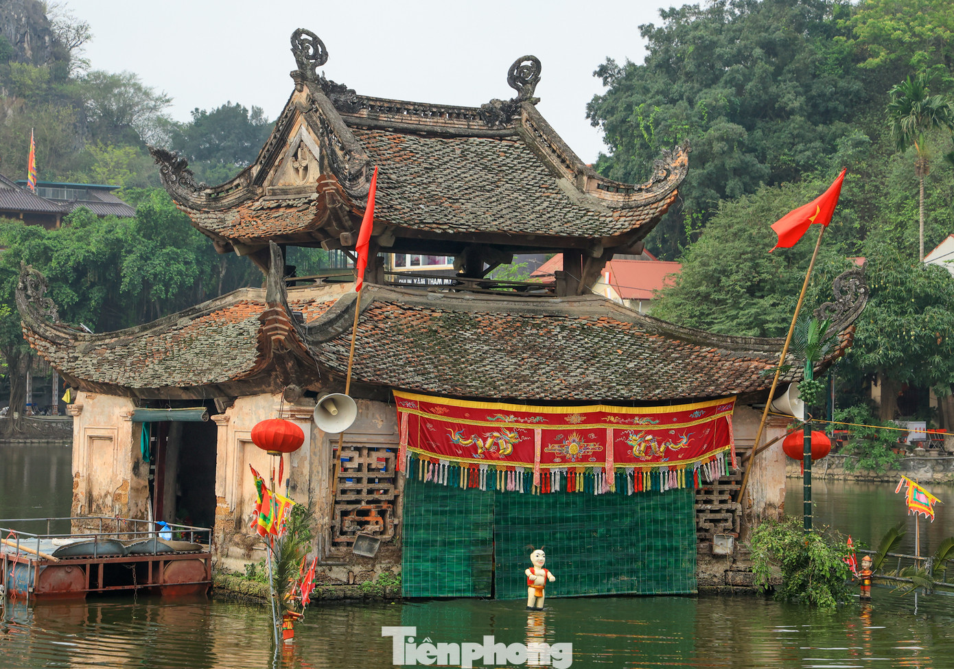 Tại khu vực Thủy đình vào các khung giờ cố định diễn ra các chương trình văn hóa, văn nghệ, nghệ thuật múa rối nước, cồng chiêng… và đặc biệt là di sản hát Dô vừa được ghi danh vào Danh mục Di sản văn hóa phi vật thể quốc gia, phục vụ Nhân dân tham quan, trải nghiệm.