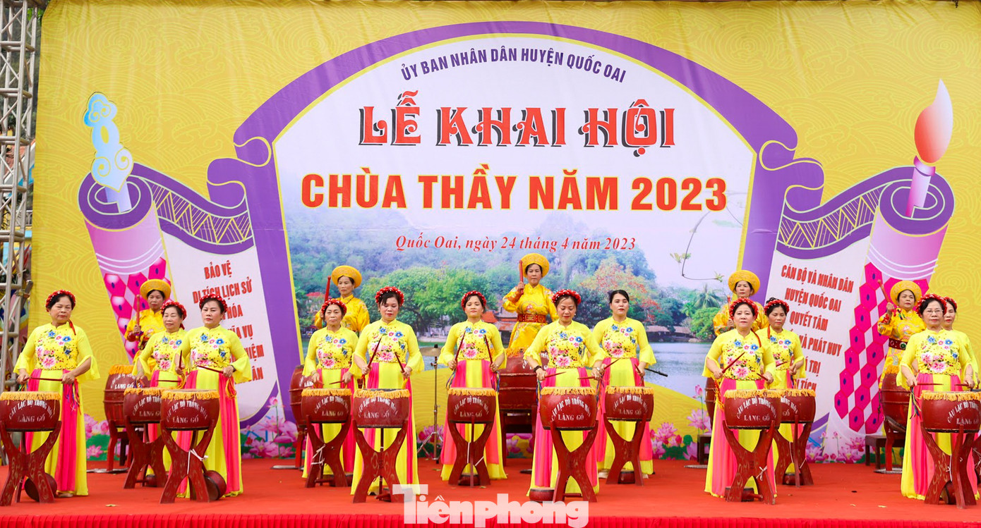 Chùa Thầy được xây dựng từ hơn 1.000 năm trước, trải qua nhiều lần trùng tu, tôn tạo, nhưng ngôi chùa vẫn giữ được kiến trúc nghệ thuật độc đáo với hệ thống tượng pháp tiêu biểu.