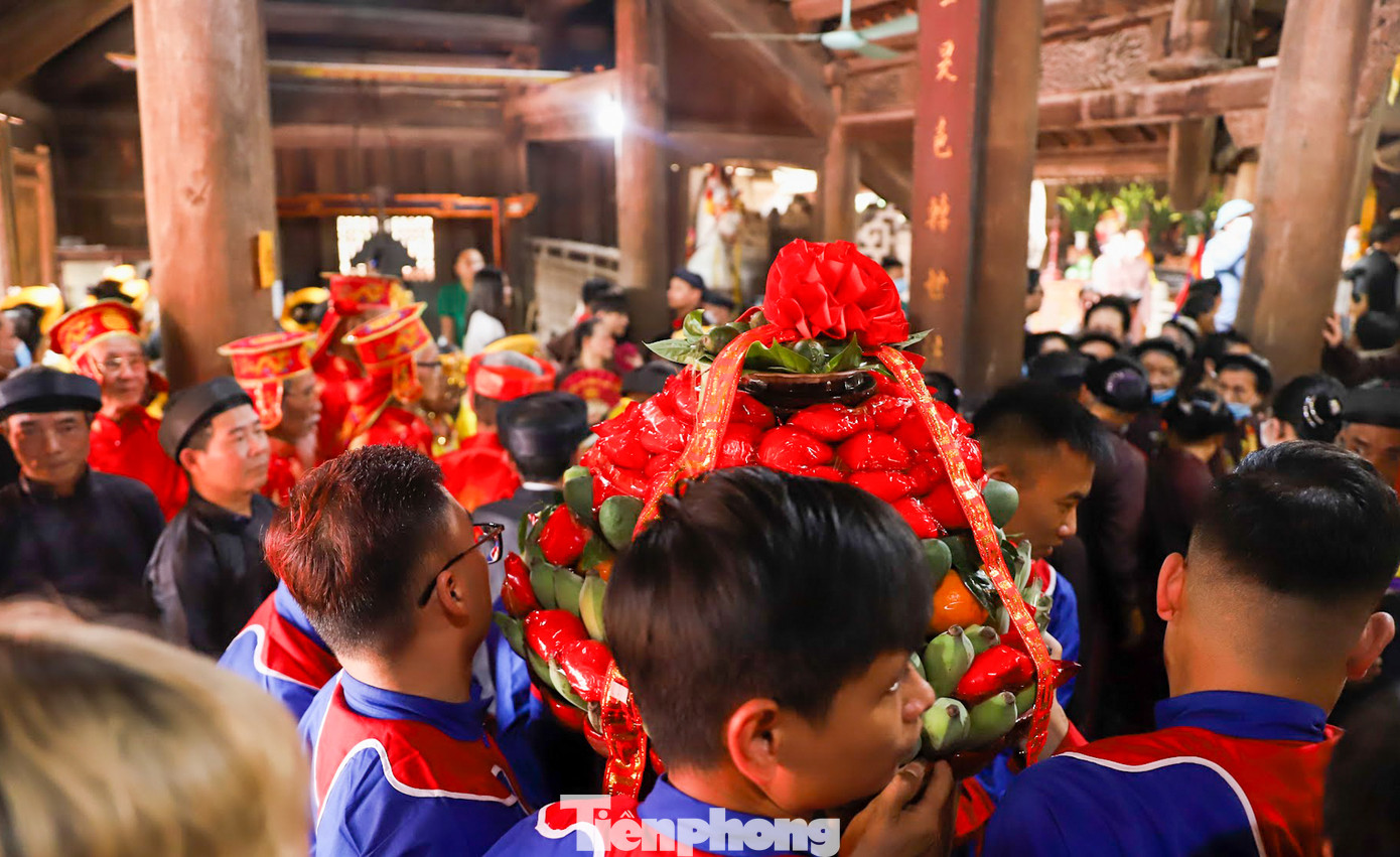 Chùa Thầy là nơi thờ pháp sư Từ Đạo Hạnh. Ông vừa là Tăng, là Phật, là Vua và được nhân dân coi là ông tổ nghệ thuật múa rối nước.