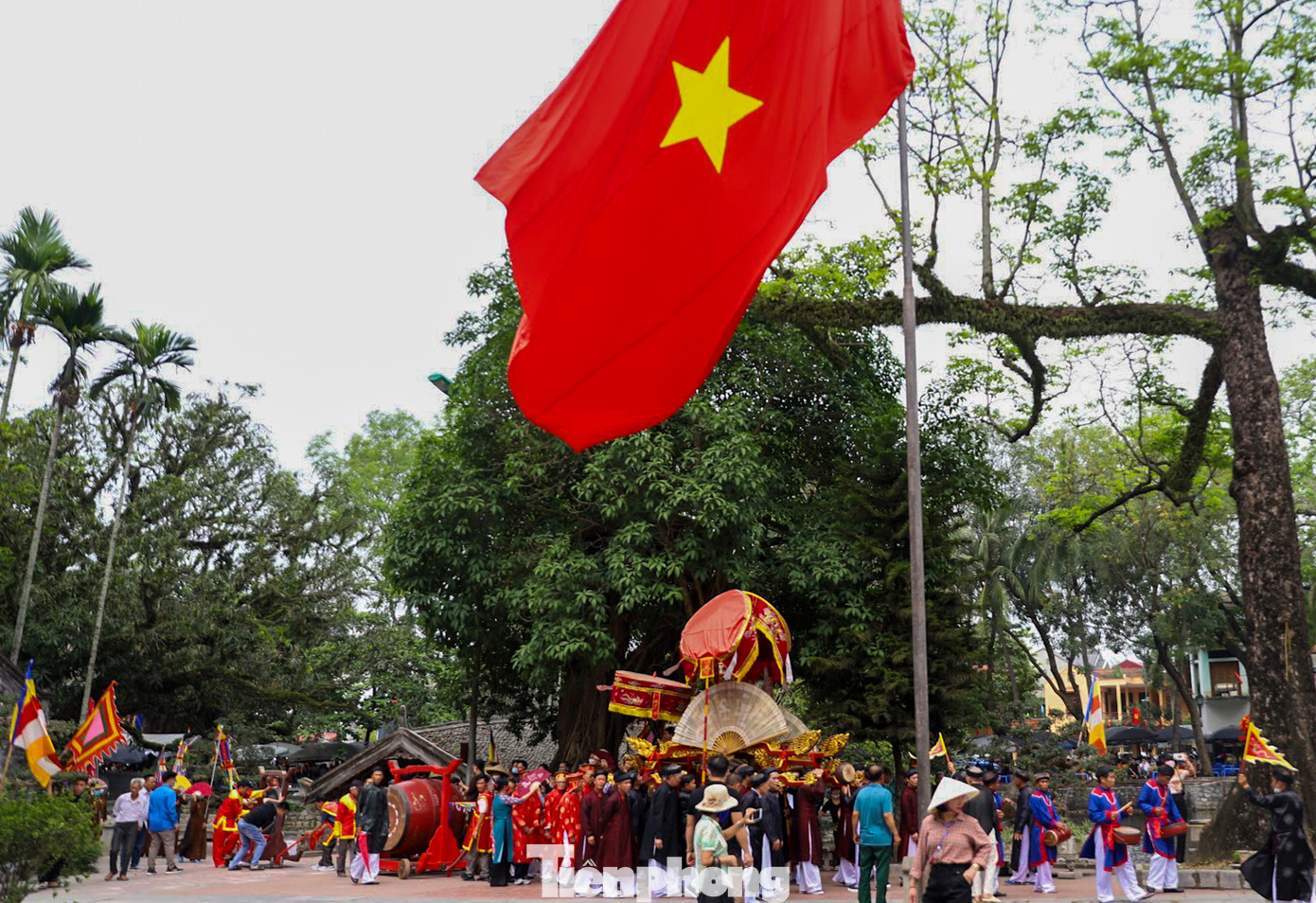 Lễ hội thu hút đông du khách thập phương về tham dự và chiêm bái.