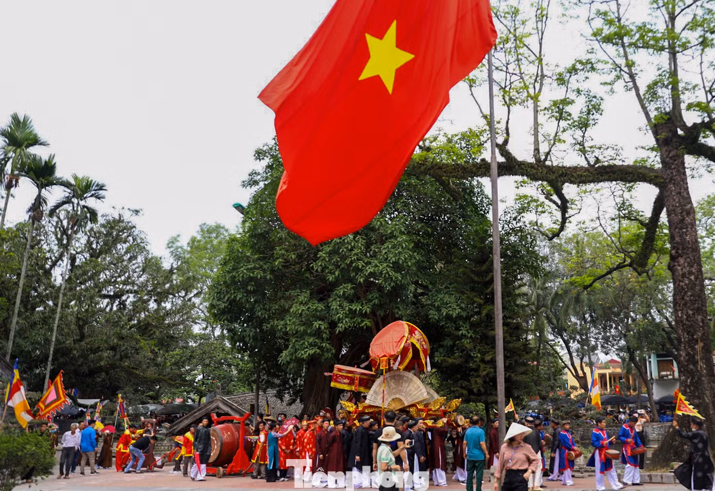Lễ hội thu hút đông du khách thập phương về tham dự và chiêm bái.