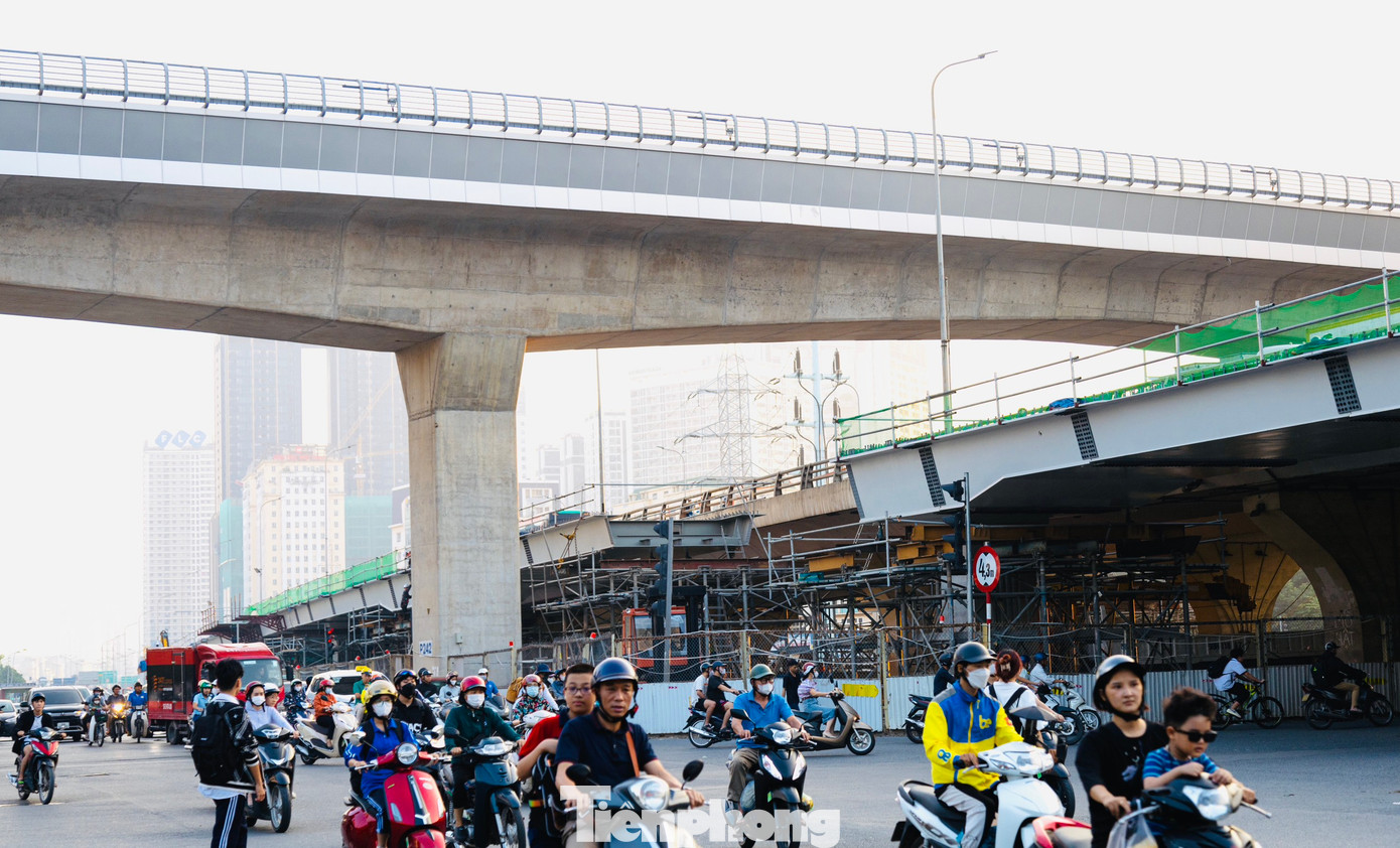 Vào khung giờ cao điểm, ngày nắng cũng như ngày mưa gió, tình trạng ùn ứ, tắc đường lại tái diễn do đơn vị thi công quây tôn, rào chắn thi công cầu dù lực lượng chức năng căng mình điều tiết giao thông.