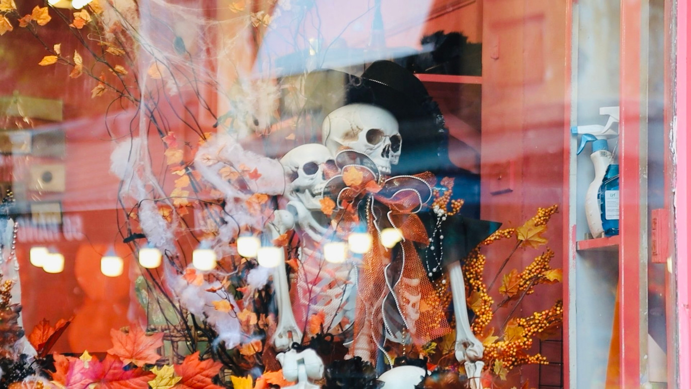 Lễ hội hóa trang Halloween diễn vào đêm cuối cùng của tháng 10 hằng năm. Còn hơn nửa tháng nữa mới đến lễ hội Halloween, nhưng phố Hàng Mã dường như khoác lên mình diện mạo mới với nhiều đồ chơi màu sắc, độc đáo và kinh dị để đón du khách đến trải nghiệm và mua sắm.