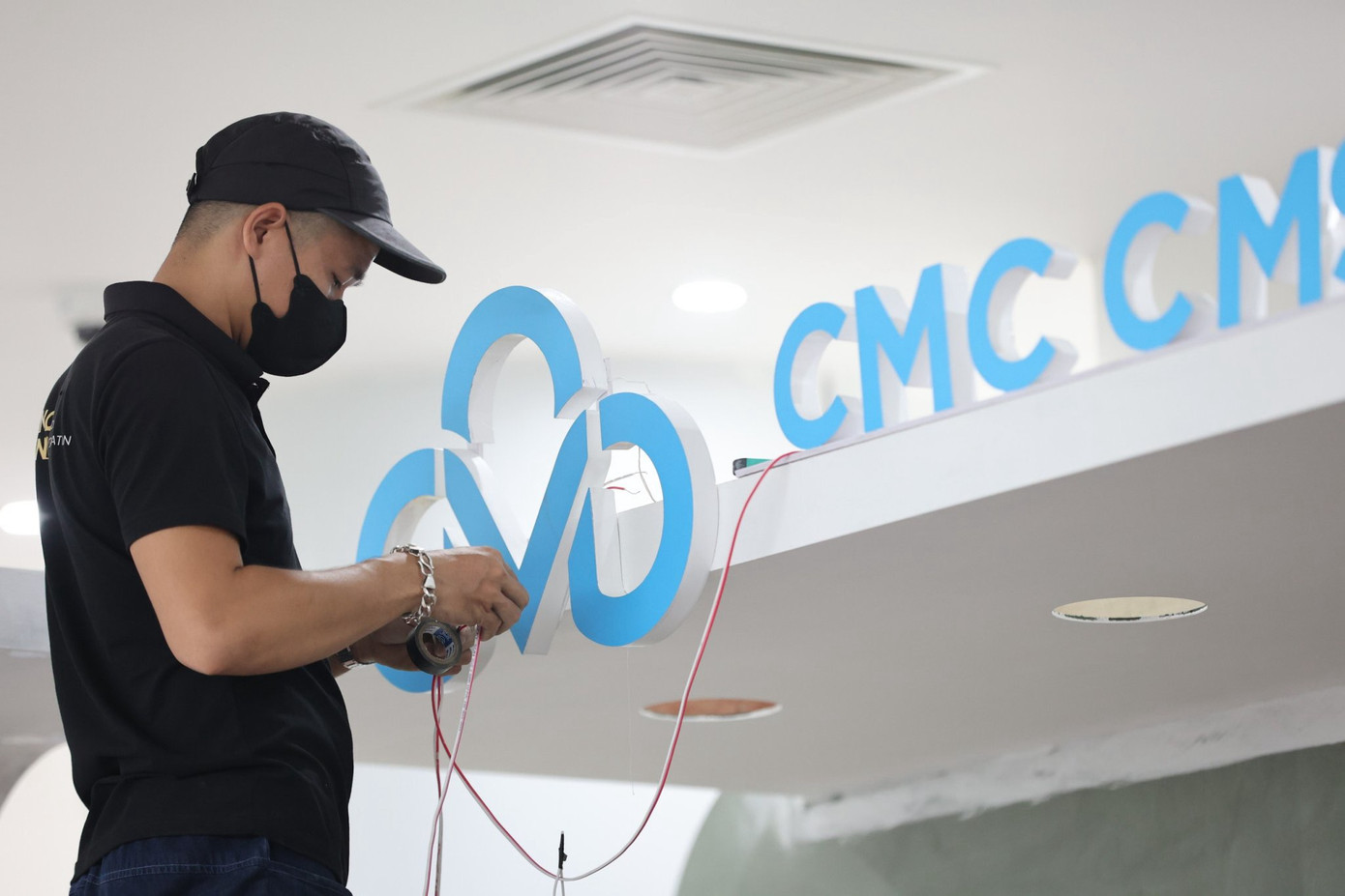 Các công nhân đang khẩn trương hoàn thiện những hạng mục cuối cùng để kịp khánh thành.