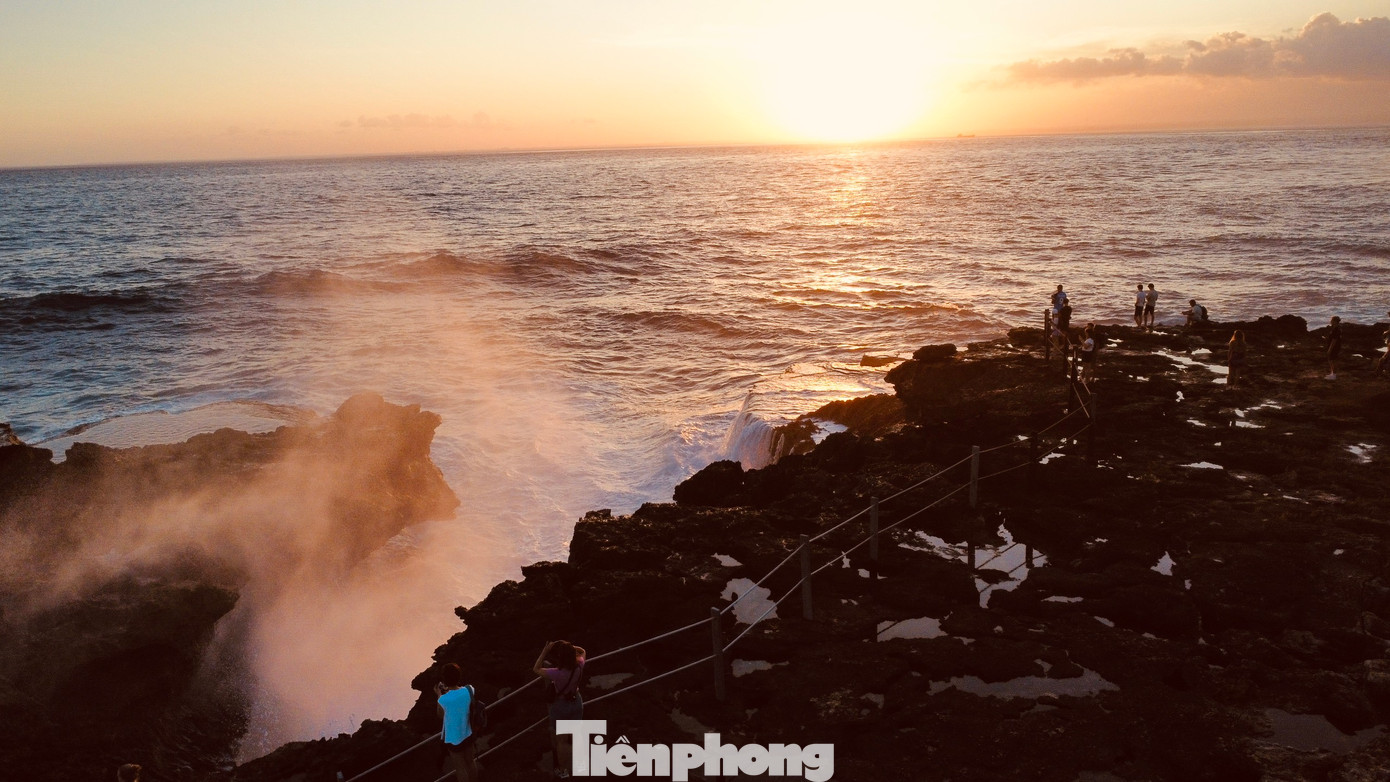 Điểm check-in ấn tượng ngắm hoàng hôn dành cho những tín đồ thích chinh phục là vịnh nước Devil’s Tears Bay. Đây là một vách đá bị sóng biển bào mòn, tạo thành hốc lớn cùng những lớp bọt sóng trắng xóa tạo nên một khung cảnh vô cùng hùng vỹ.