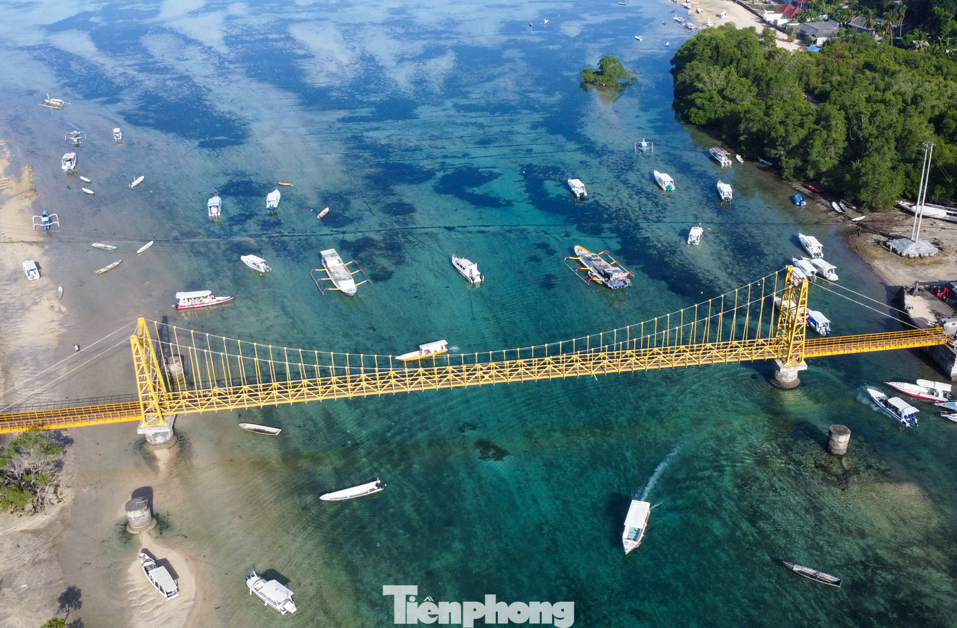 Cây cầu Vàng nối liền hai đảo du lịch nổi tiếng ở Bali, Indonesia là Nusa Penida và Nusa Ceningan, là điểm nhấn ấn tượng thu hút du khách đến thăm quan.