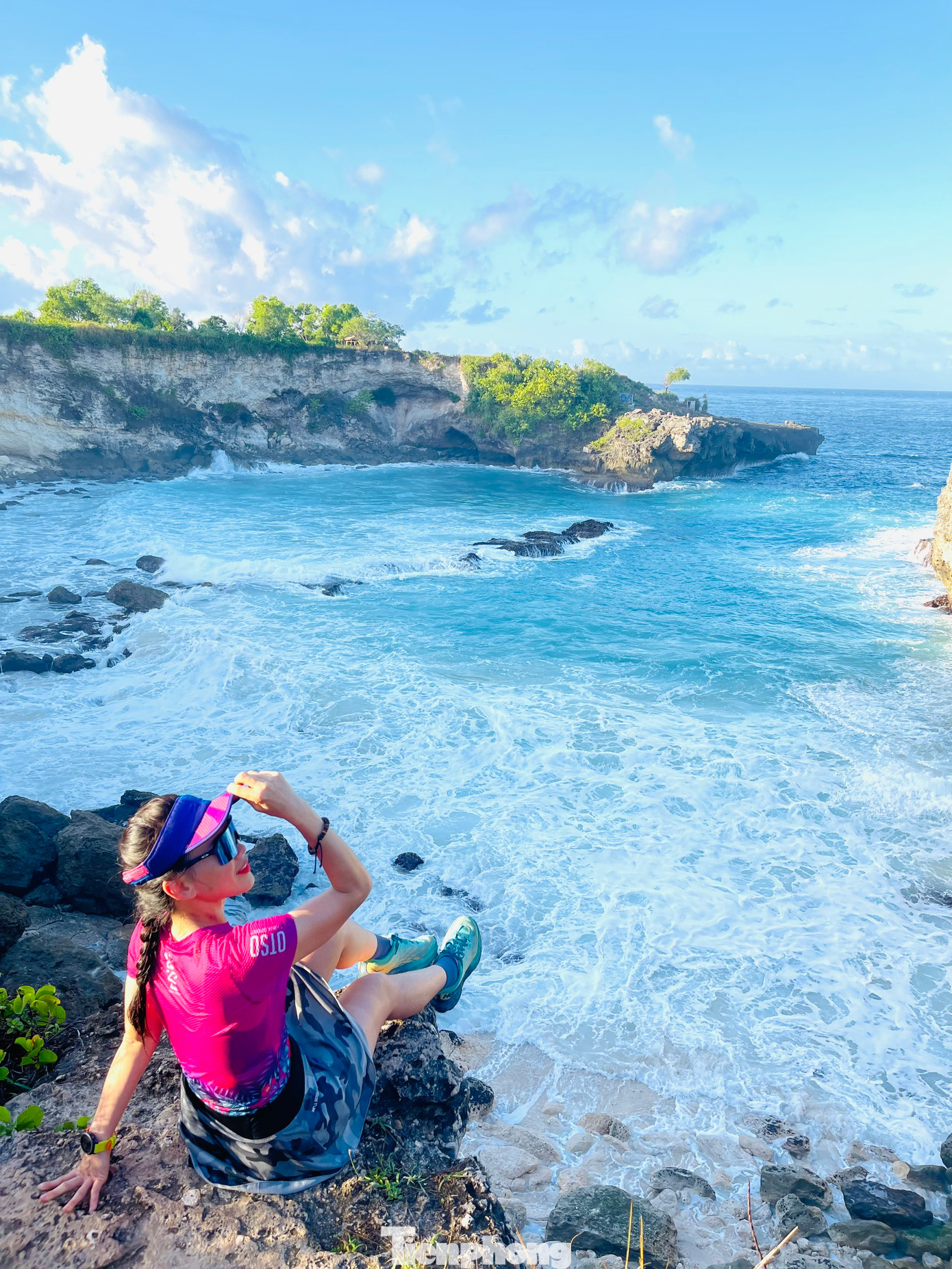 Bali được thiên nhiên ưu ái với nhiều bãi cát trắng phẳng dài được vách núi cao ôm trọn hình cánh cung. Du khách lần đầu tiên đặt chân tới Bali đều bị hấp dẫn bởi những bãi biển dài đầy cát trắng, với những con sóng trắng cao bạc đầu, những ngôi đền kiến trúc tinh tế long lanh trong nắng.