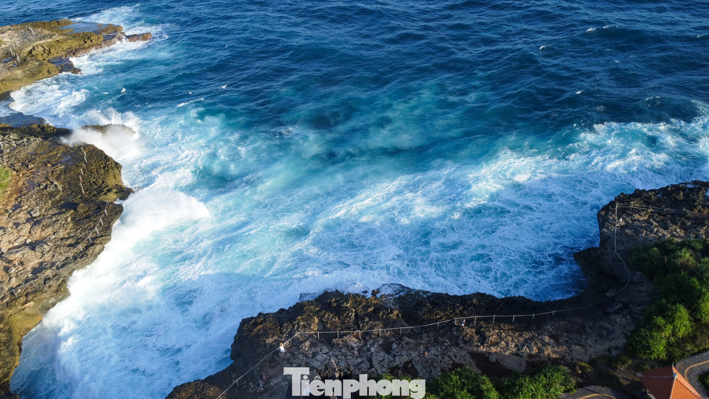 Điểm check-in ấn tượng ngắm hoàng hôn dành cho những tín đồ thích chinh phục là vịnh nước Devil’s Tears Bay. Đây là một vách đá bị sóng biển bào mòn, tạo thành hốc lớn cùng những lớp bọt sóng trắng xóa tạo nên một khung cảnh vô cùng hùng vỹ.