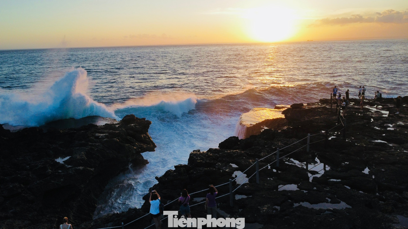 Điểm check-in ấn tượng ngắm hoàng hôn dành cho những tín đồ thích chinh phục là vịnh nước Devil’s Tears Bay. Đây là một vách đá bị sóng biển bào mòn, tạo thành hốc lớn cùng những lớp bọt sóng trắng xóa tạo nên một khung cảnh vô cùng hùng vỹ.