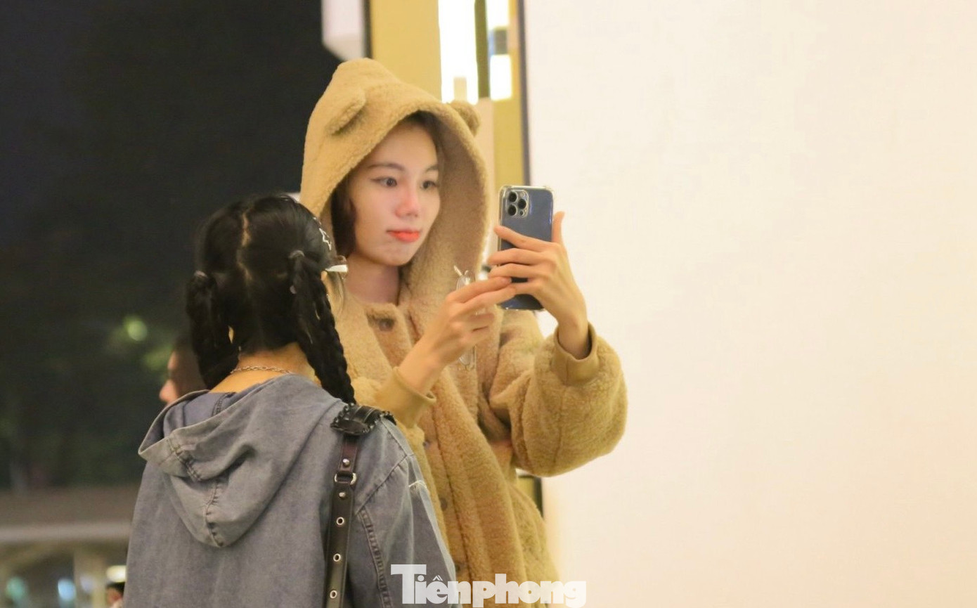 Các bạn trẻ chụp hình bên những tiểu cảnh trang trí Noel bắt mắt.