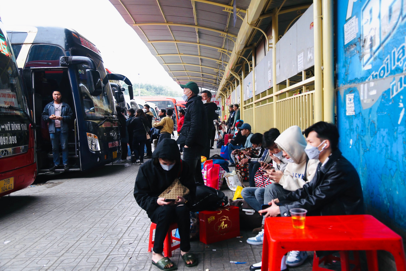 Nhiều hành khách ngồi đợi xe đủ khách để xuất bến.