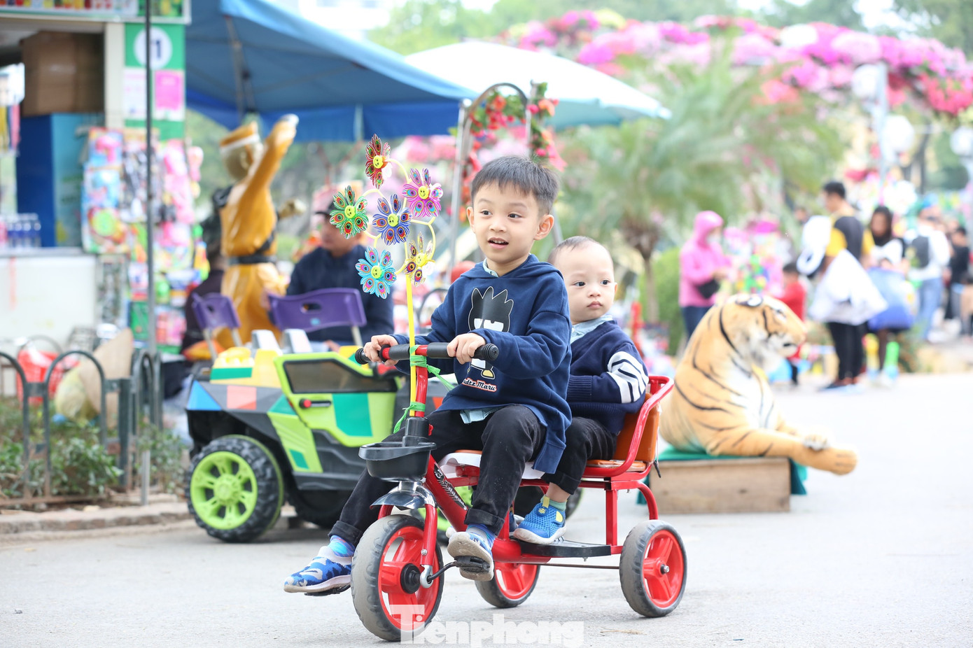 Những khu vui chơi hấp dẫn như thế này luôn níu chân các bạn nhỏ.