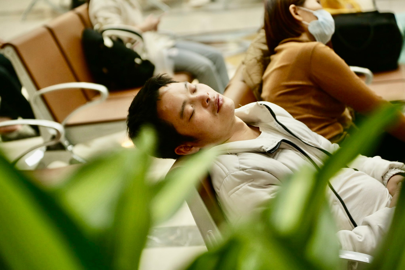 Nhiều người tỏ ra mệt mỏi tranh thủ chợp mắt đợi giờ xe xuất bến.